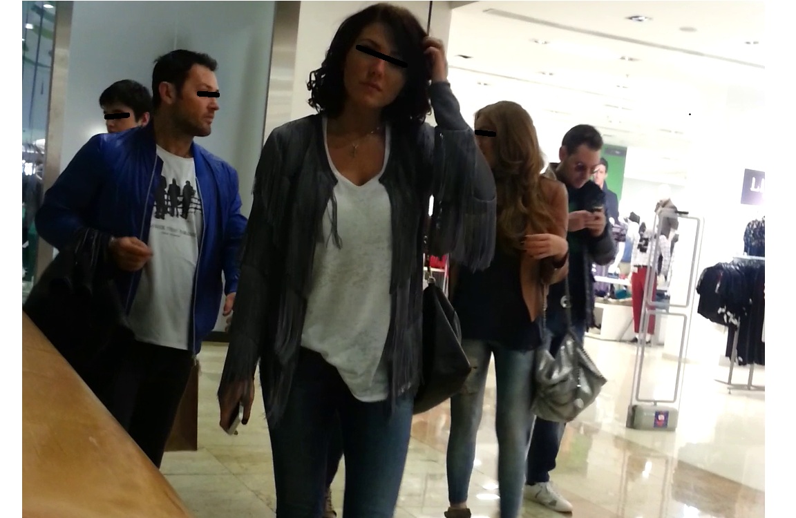 Printre glumele cu prietenii, Versace a fost foarte atent si la mesajele pe care le primea foarte des pe telefon