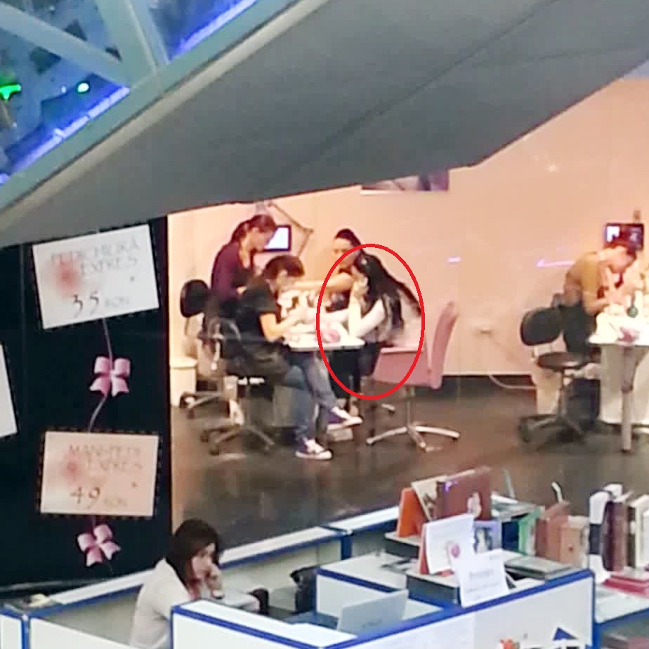 Logodnica lui Ilie Nastase a vorbit aproape tot timpul la telefon, dand semne de plictiseala inca de la inceput