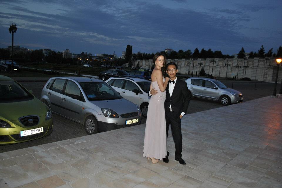 Nini si Delia, la balul de absolvire a facultatii