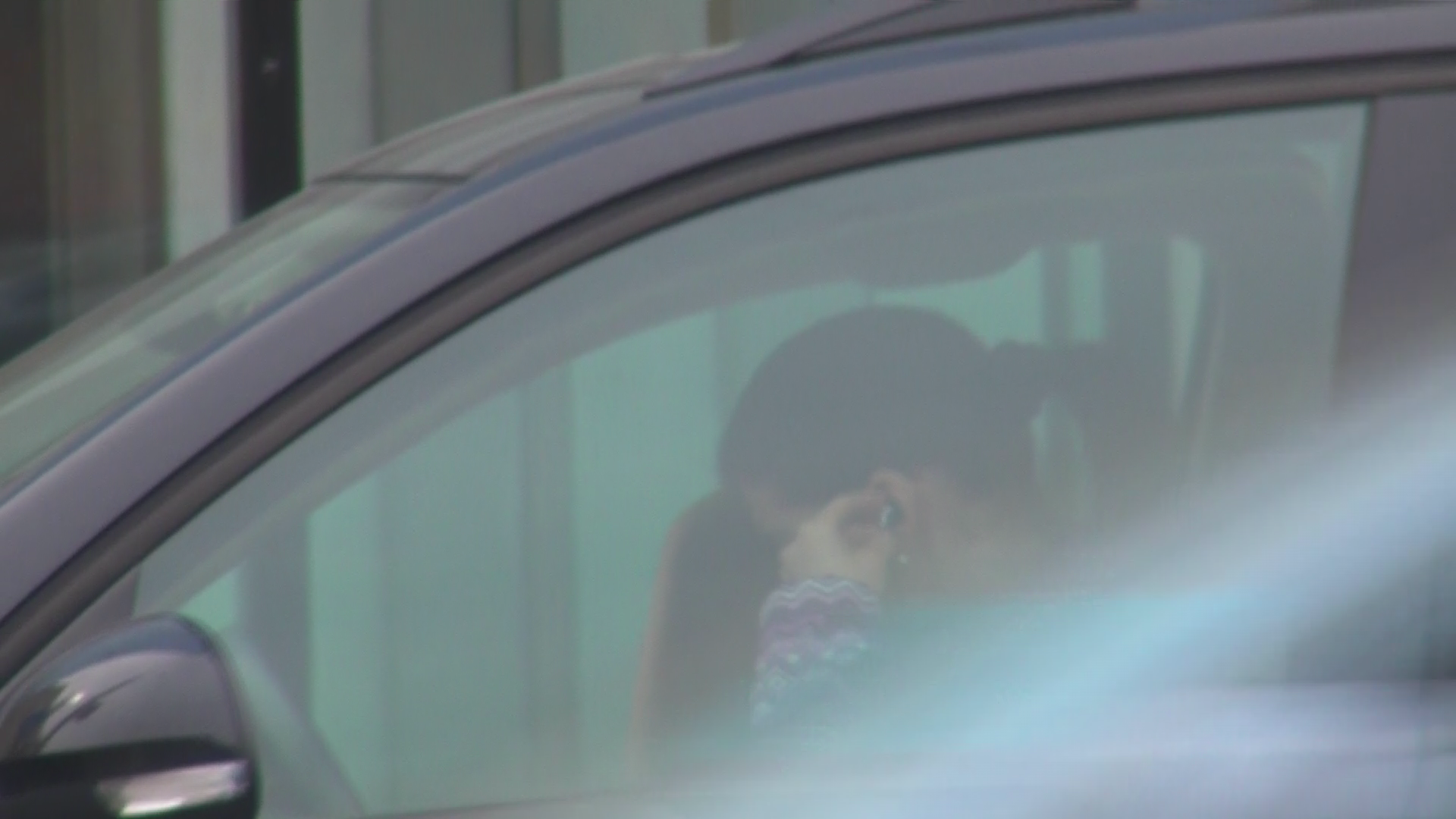 Monica Iacob Ridzi isi pune castile de la handsfree, semn ca are de discutat mult in masina