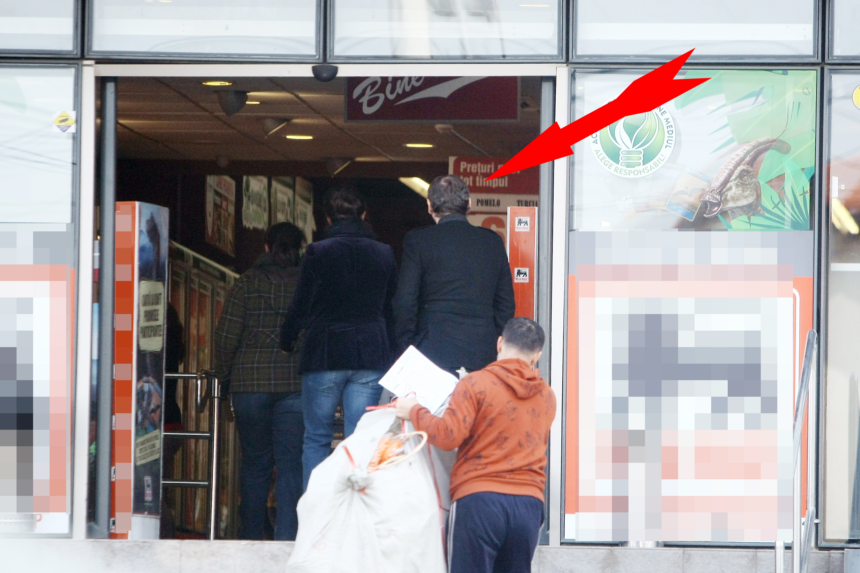 Fostul fotbalist intra in magazin