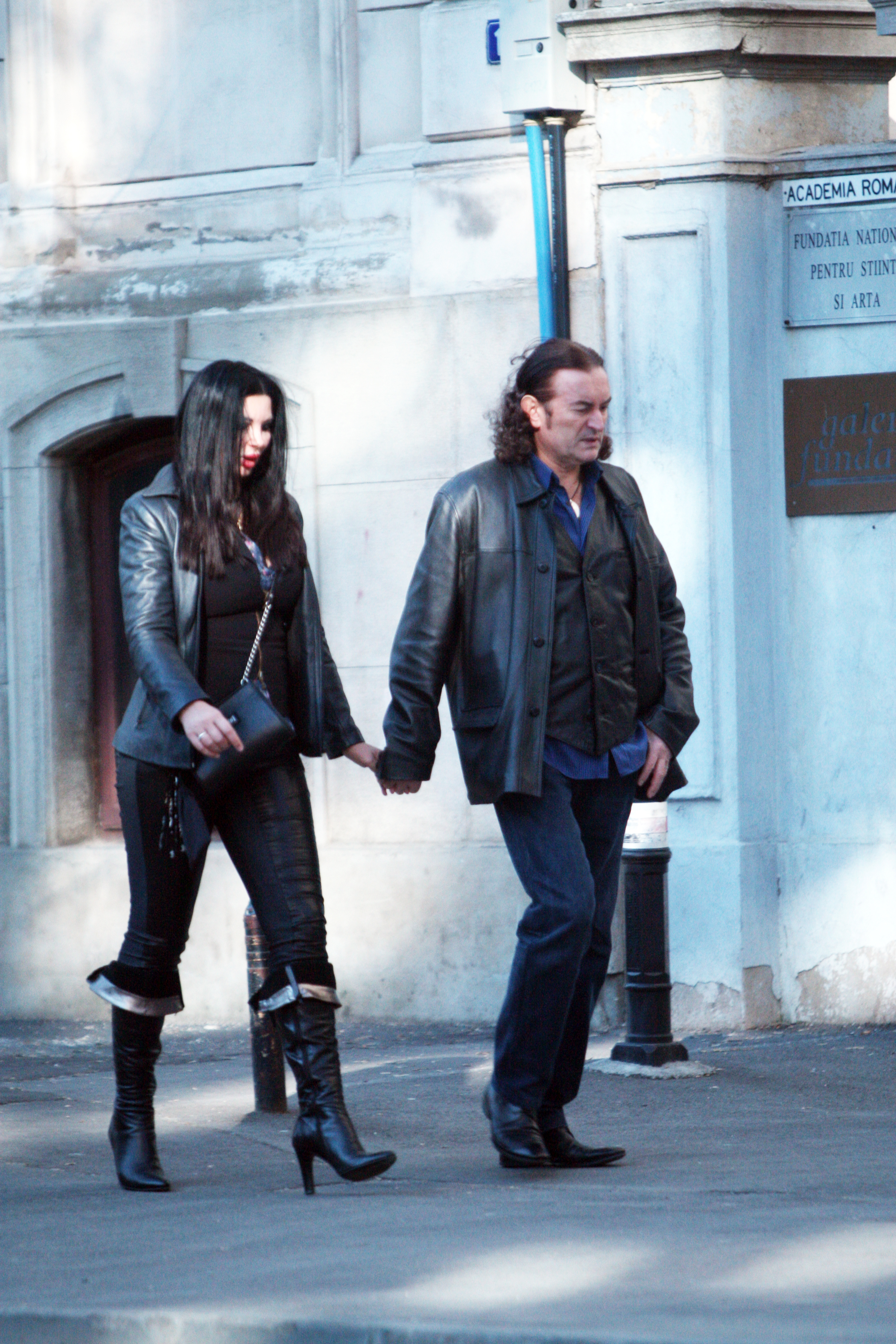 Vesta din piele este un alt obiect vestimentar preferat al