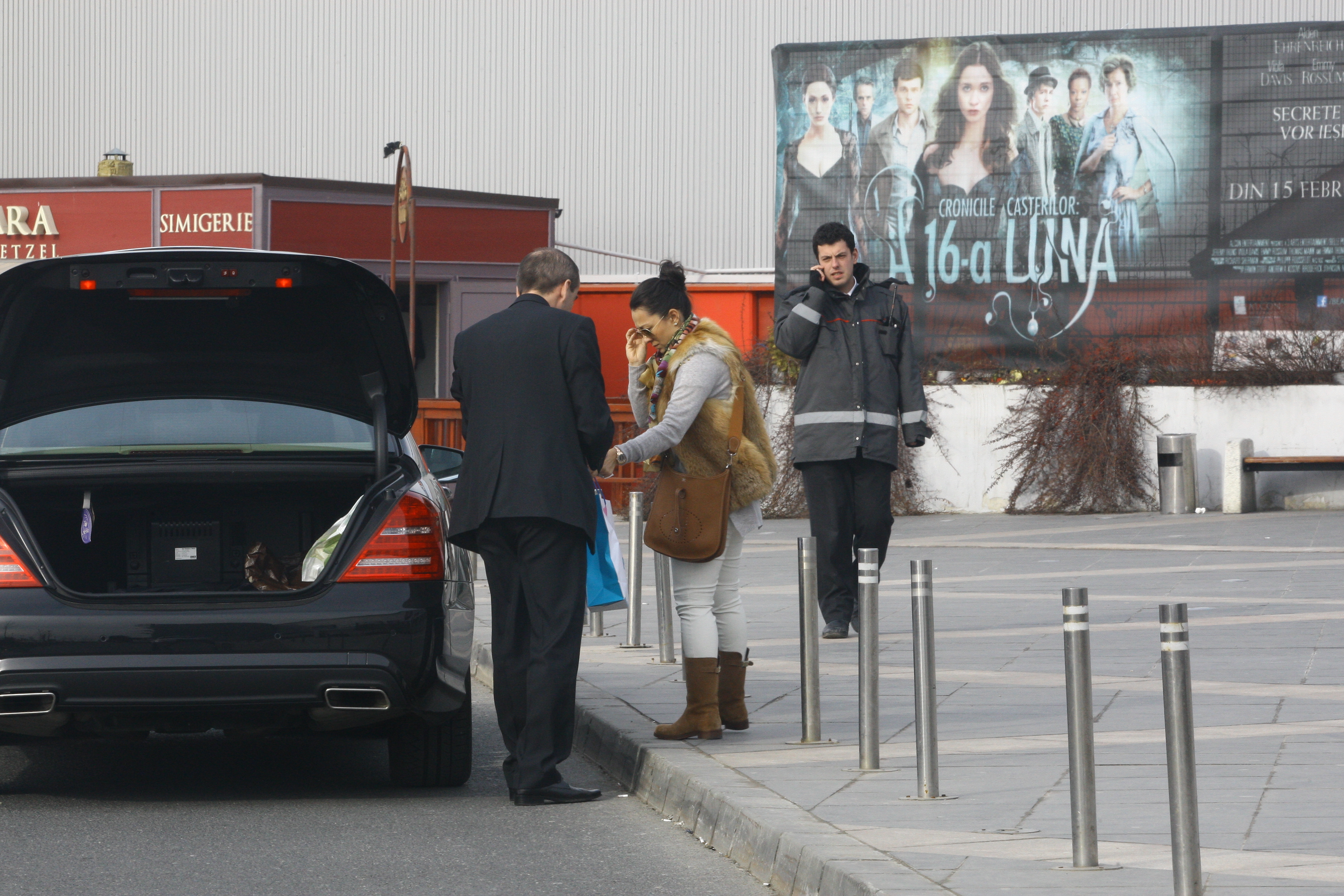Oana MIzil intra la mall cu cateva pungi de cadouri