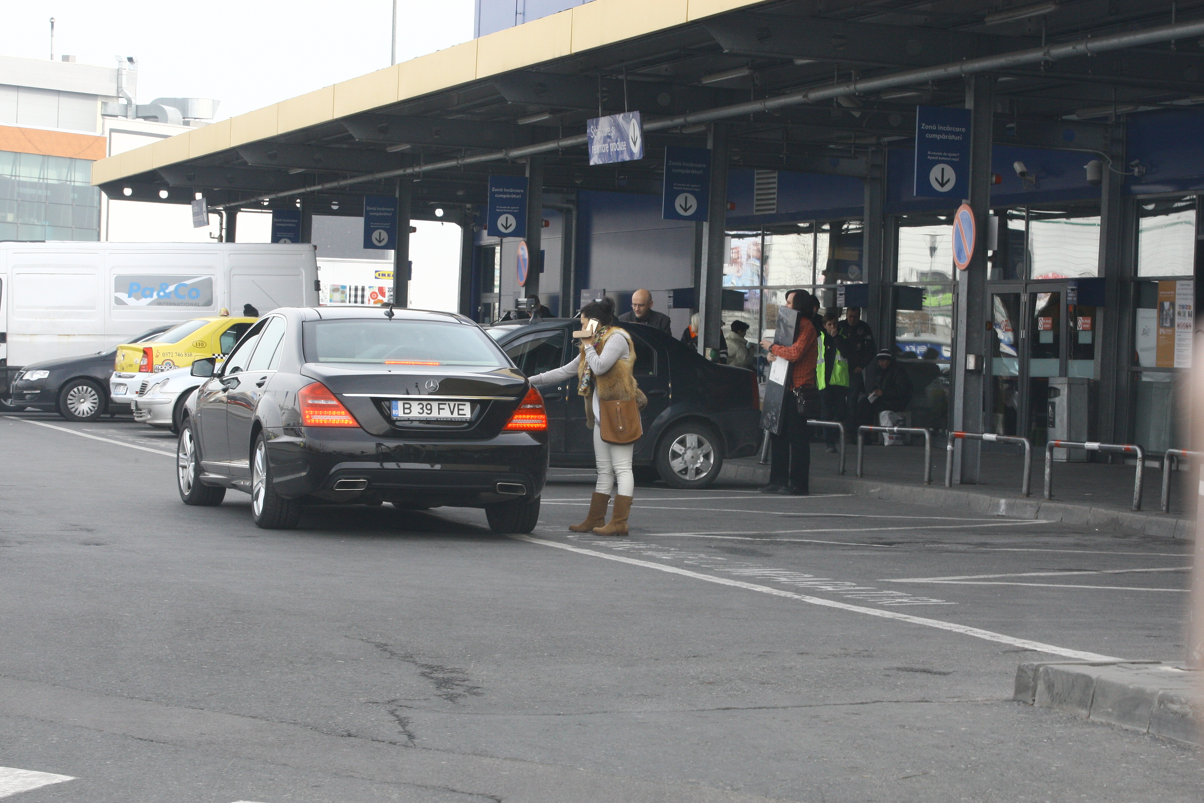 Limuzina o asteapta fix la iesirea din magazinul de mobila