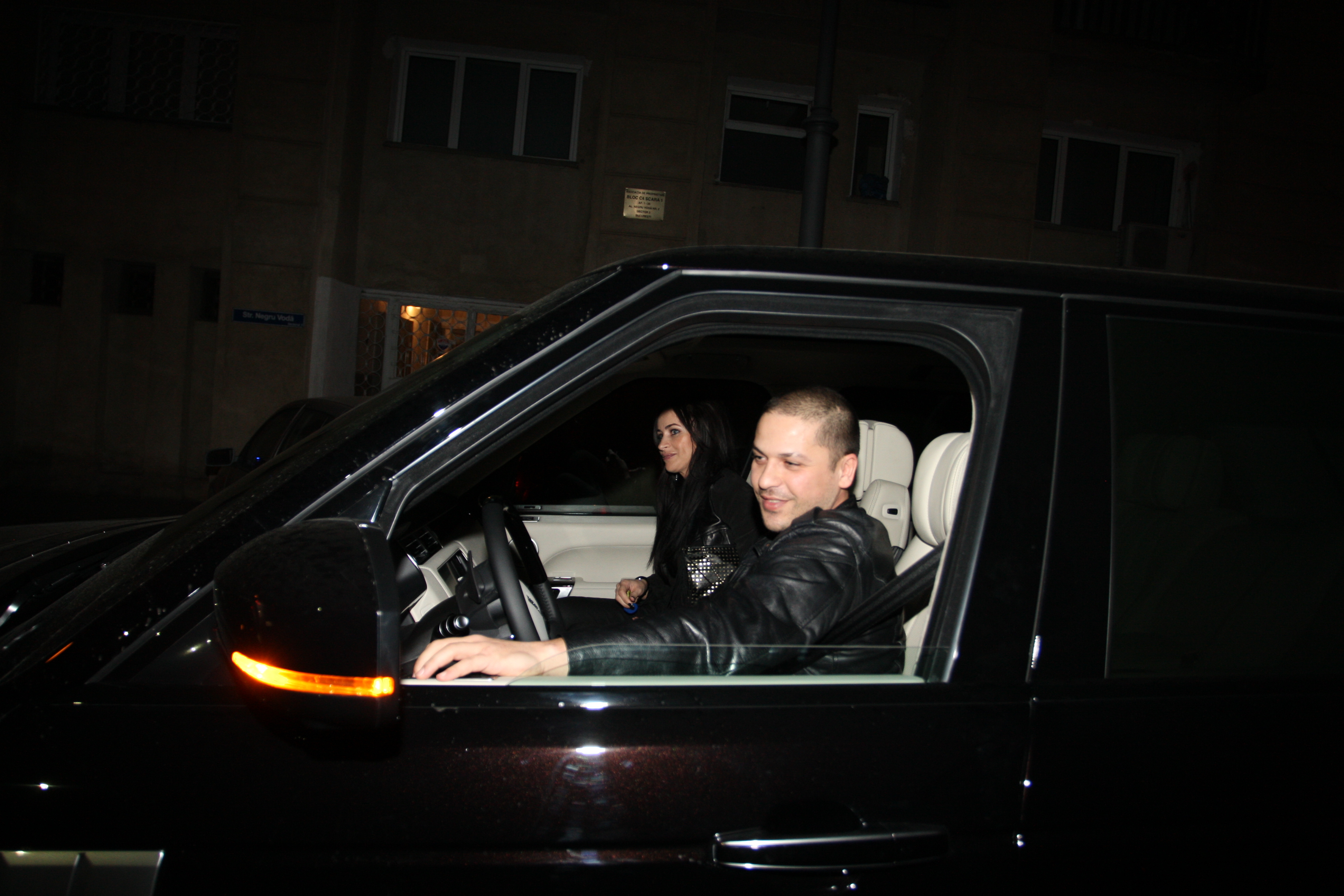 Viziru si-a dus partenera acasa si s-a intors in club sa petreaca