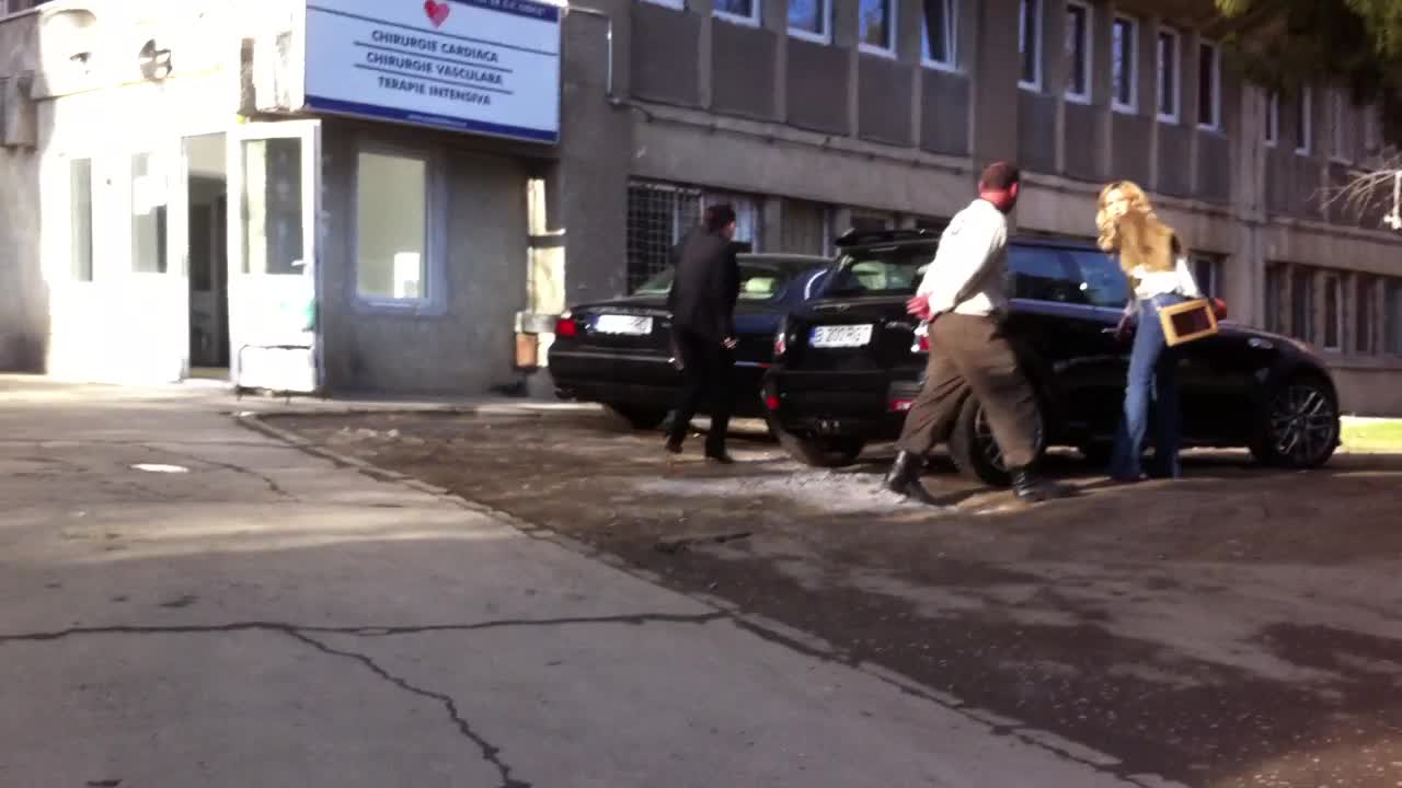 Vizita. cele doua prietene Dana Rogoz si Andreea Caranda au venit astazi la Spitalul Fundeni sa o viziteze pe Mica