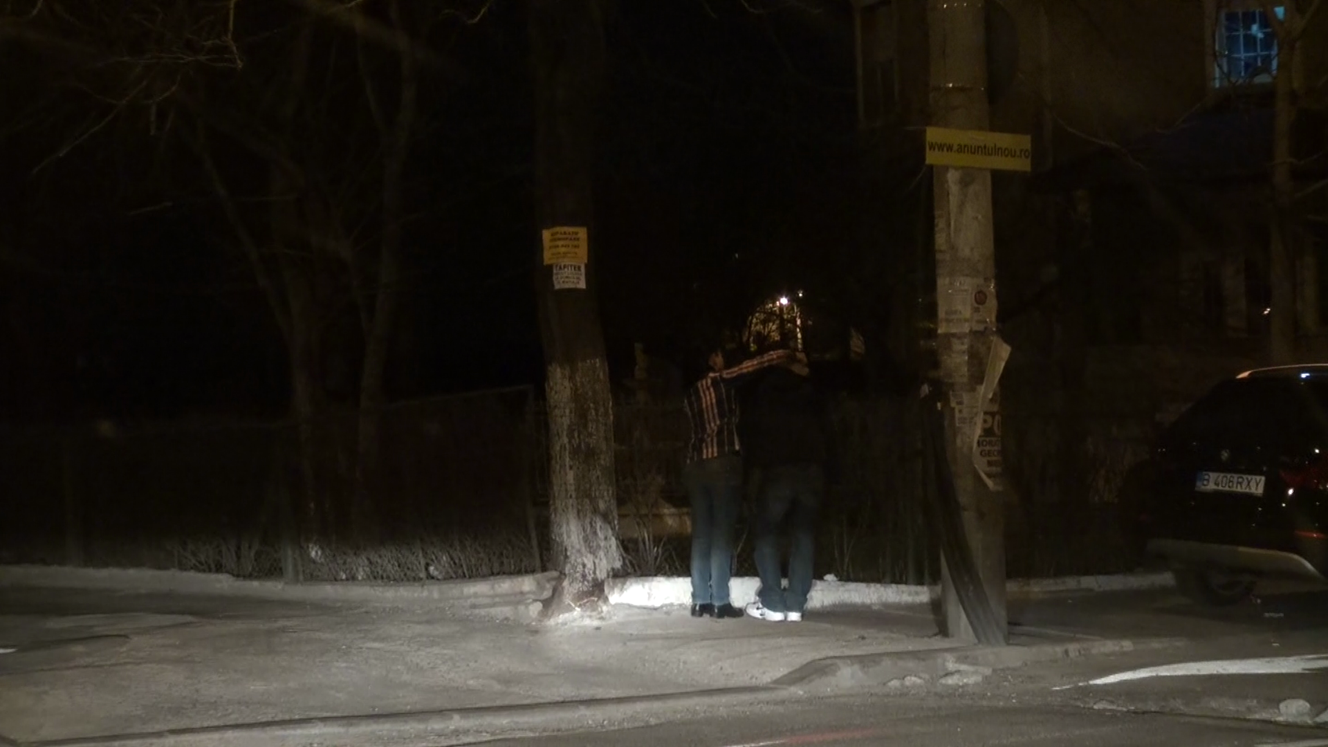 Fata a avut grija ca iubitul ei sa nu fie incomodat de gluga gecii