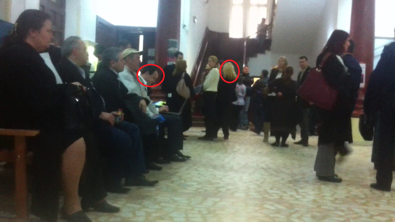 Marius Ghenea si sotia, pe holurile Judecatoriei, asteptand sa fie chemati in sala