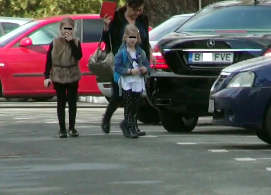 In timp ce soferul parca limuzina, bona le-a dus pe fetite in locuinta lui Vanghelie