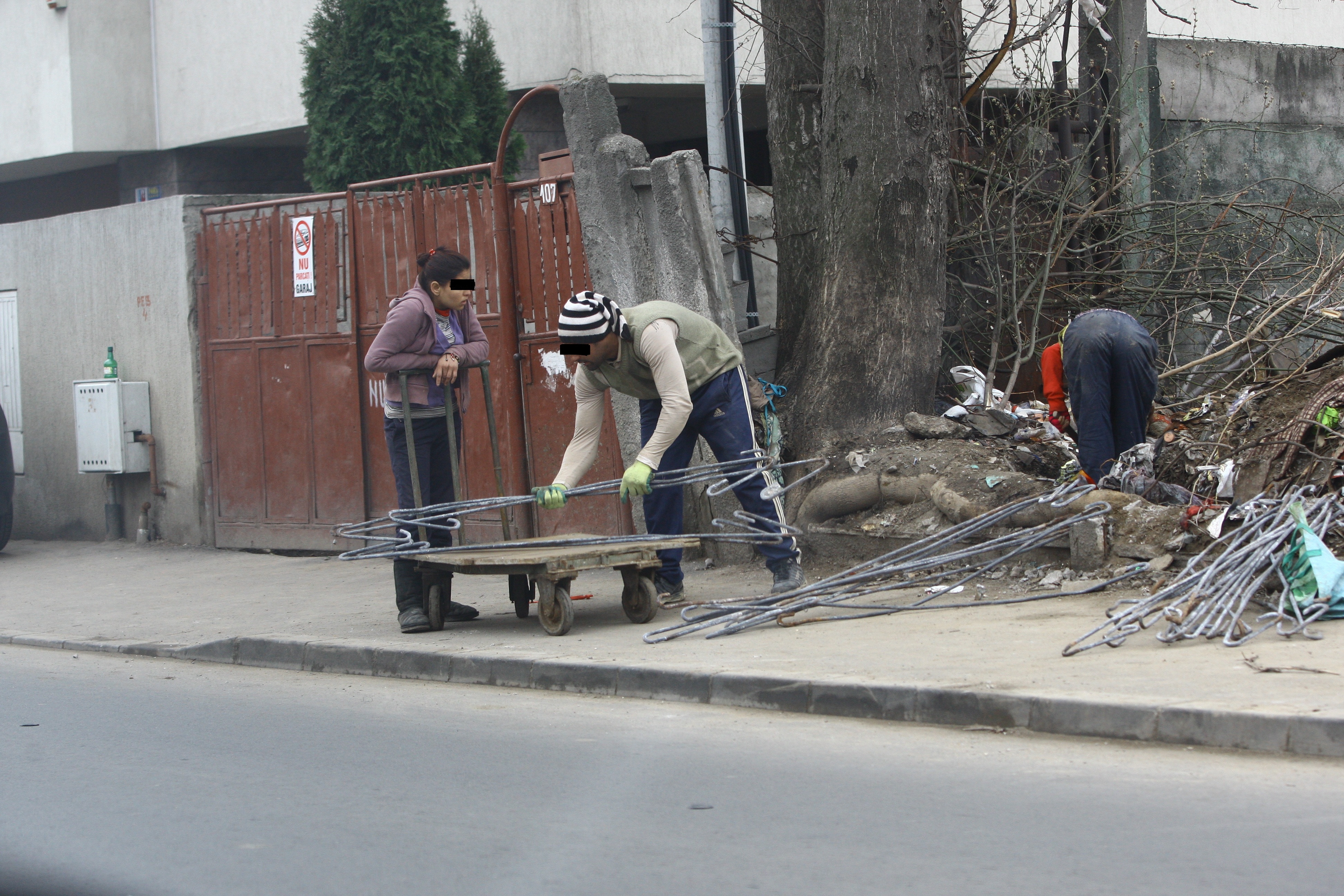 Organizare. Unii scoteau fierul din vechea fabrica, iar altii il incarcau in carut si il duceau la centrul de colectare, situate la doar cativa metri de ei