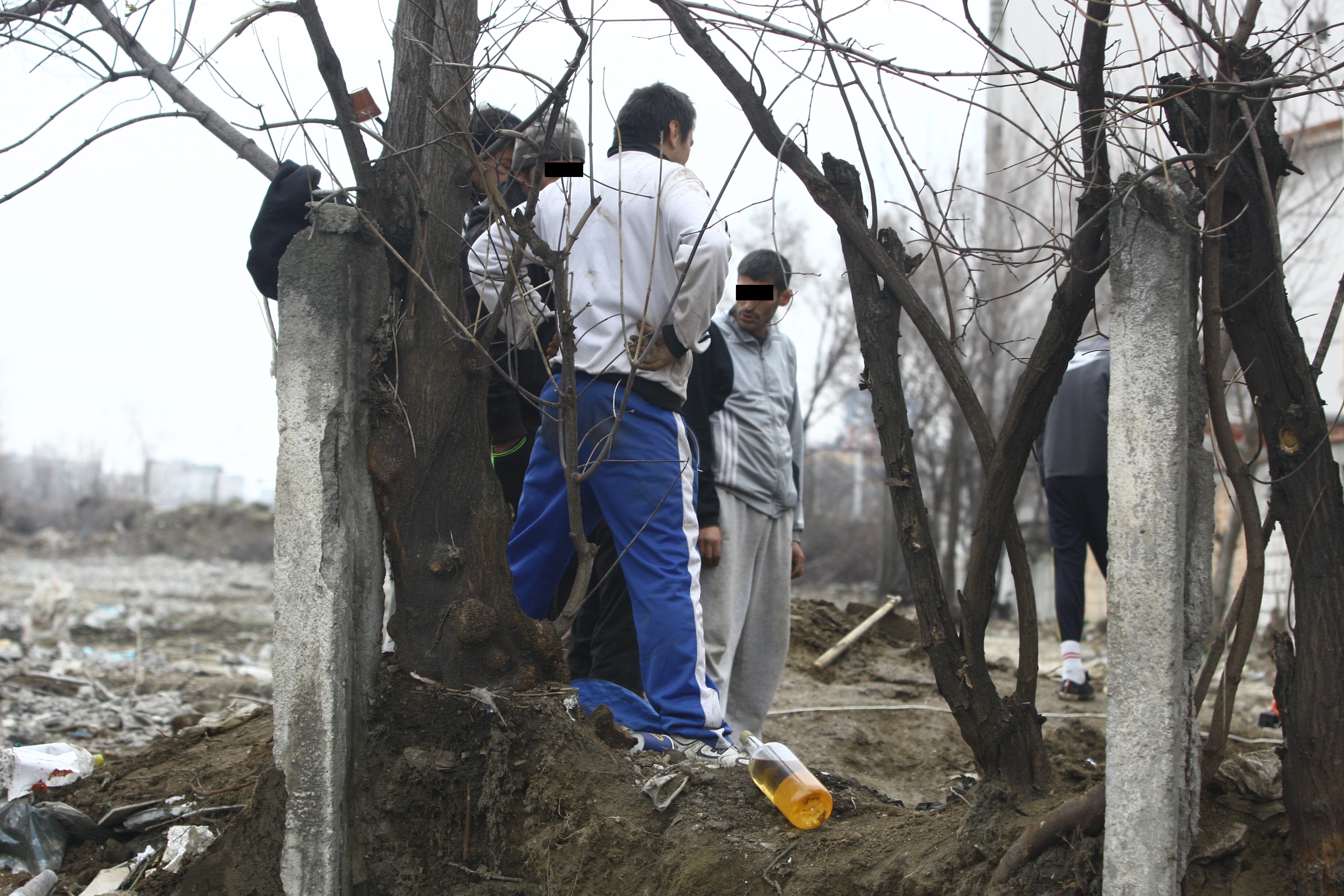 Curaj. Ca sa capete forta pentru a aduna mai departe fier, ei si-au luat cu ei si o sticla de “intaritor”