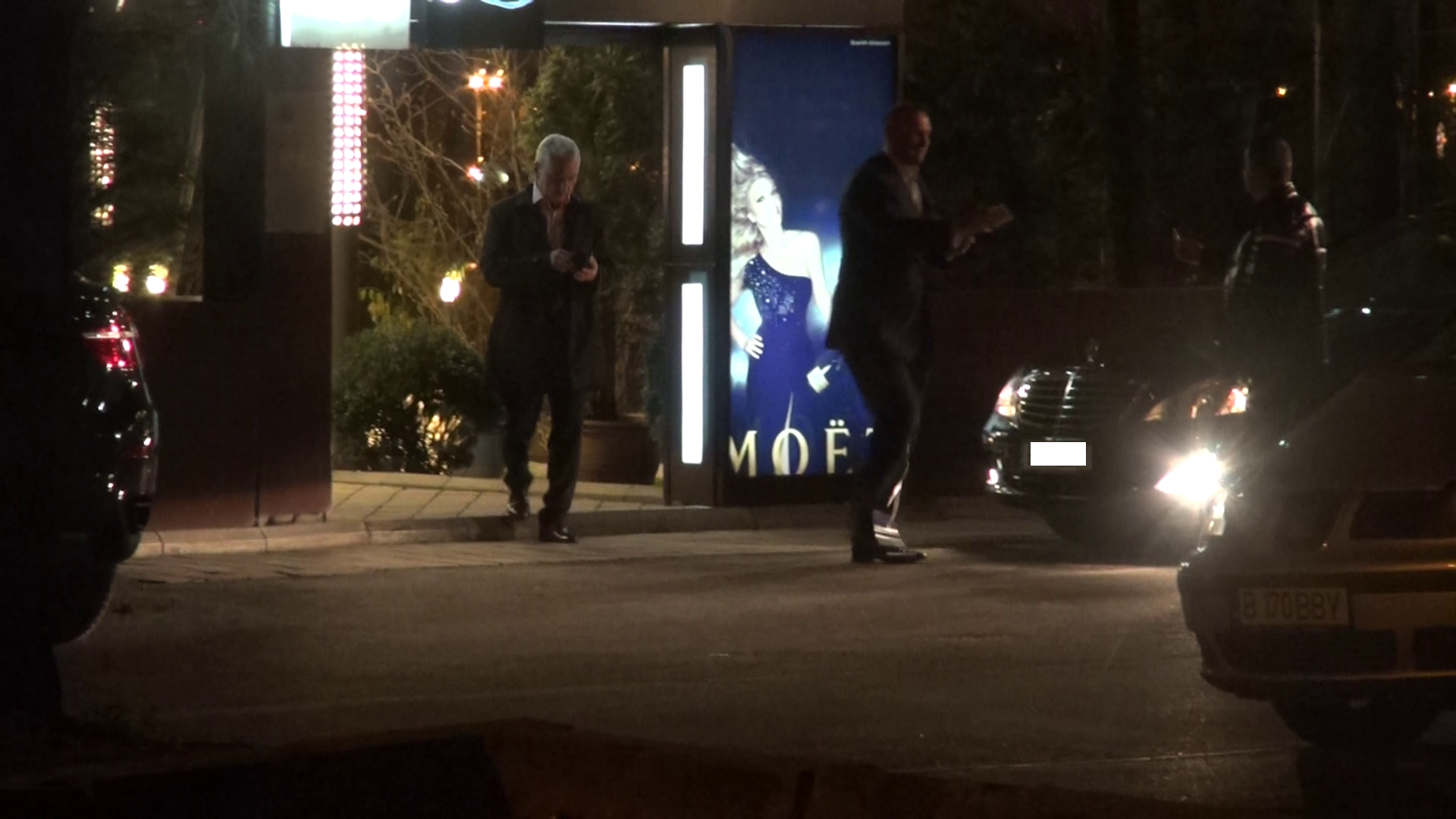 Catarama scoate din sacou bacsisul pentru parcagiu