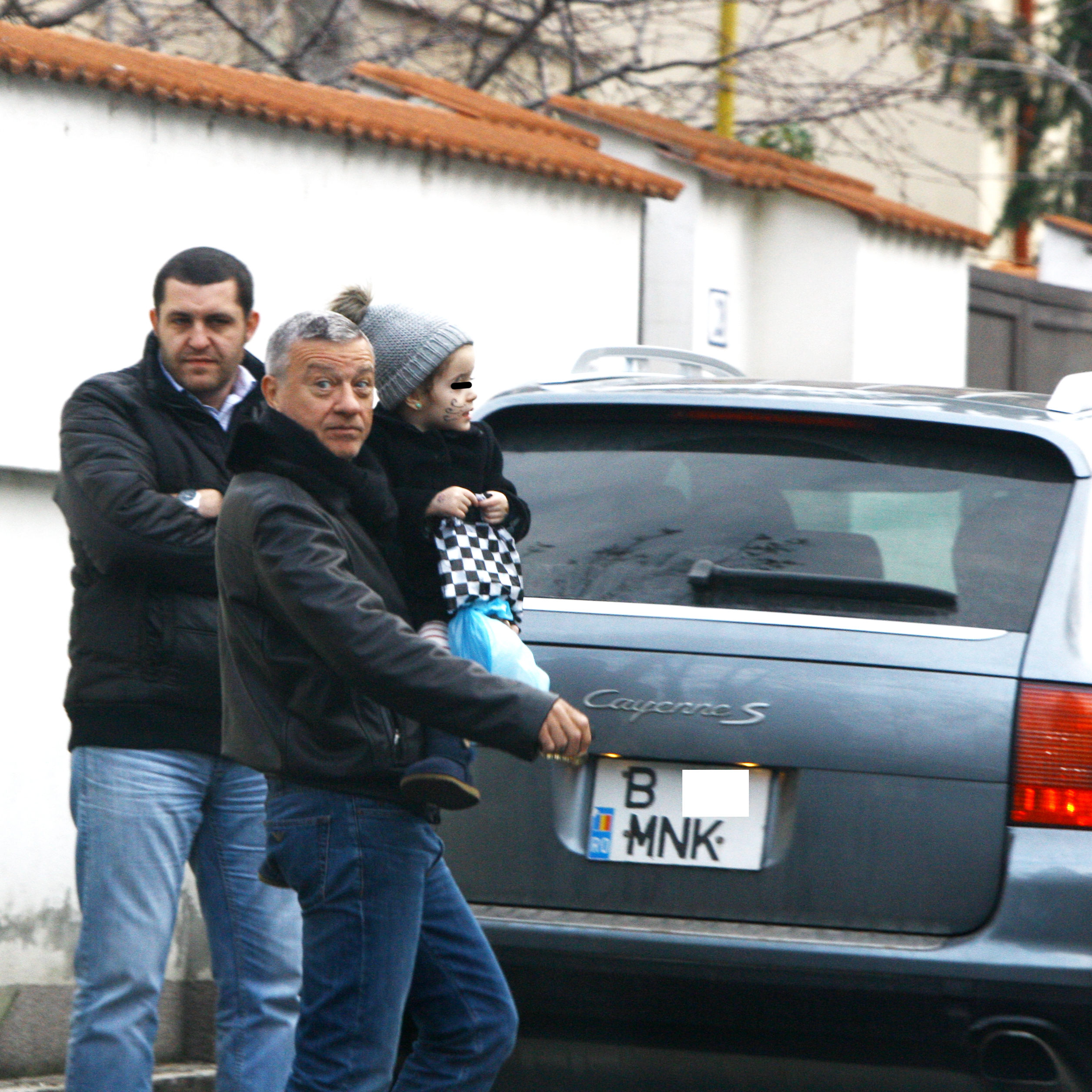 Simona zambeste fericita in bratele bunicului ei