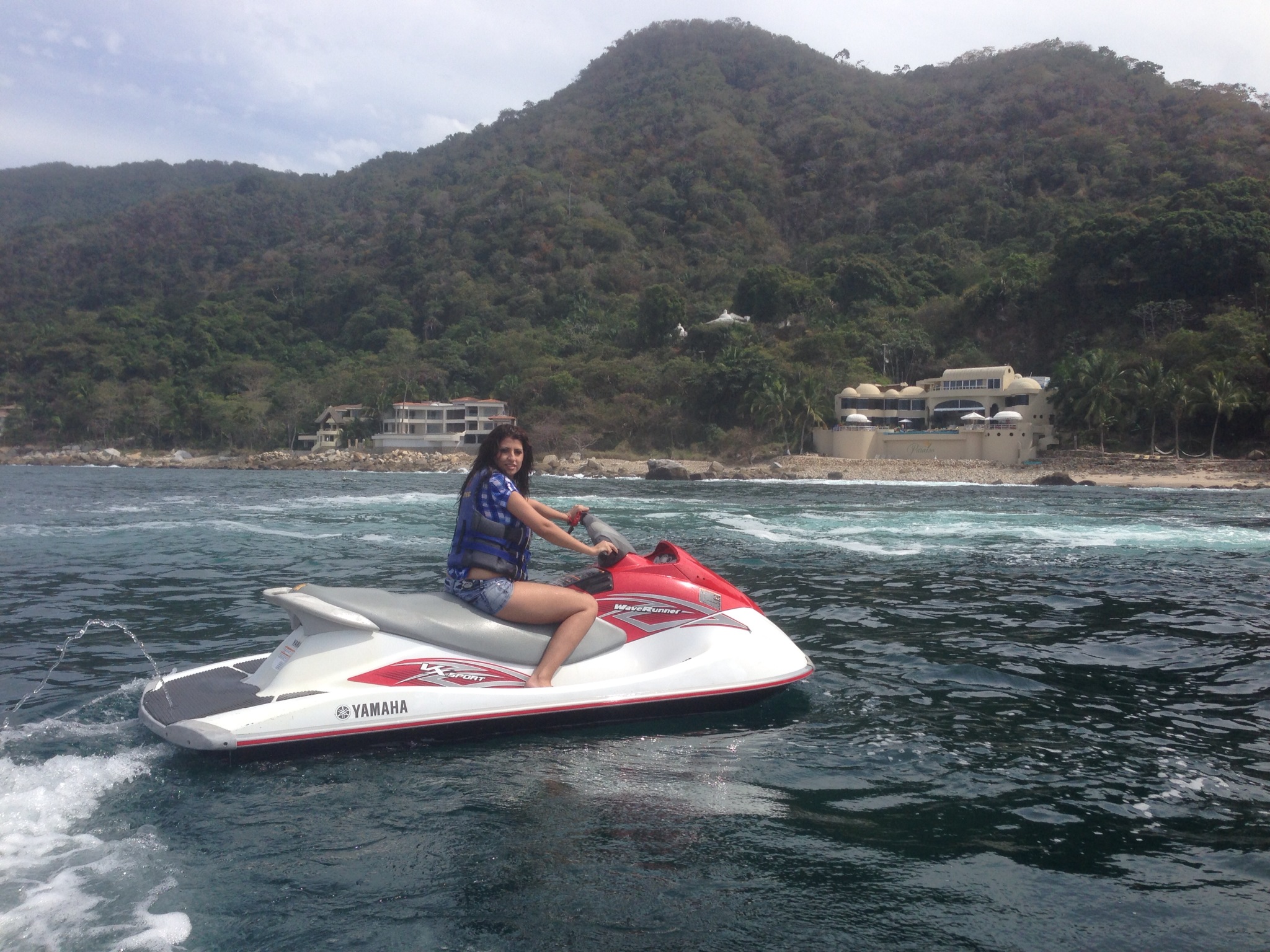 Alina se bucura de vacanta, iar Nick ii face toate poftele