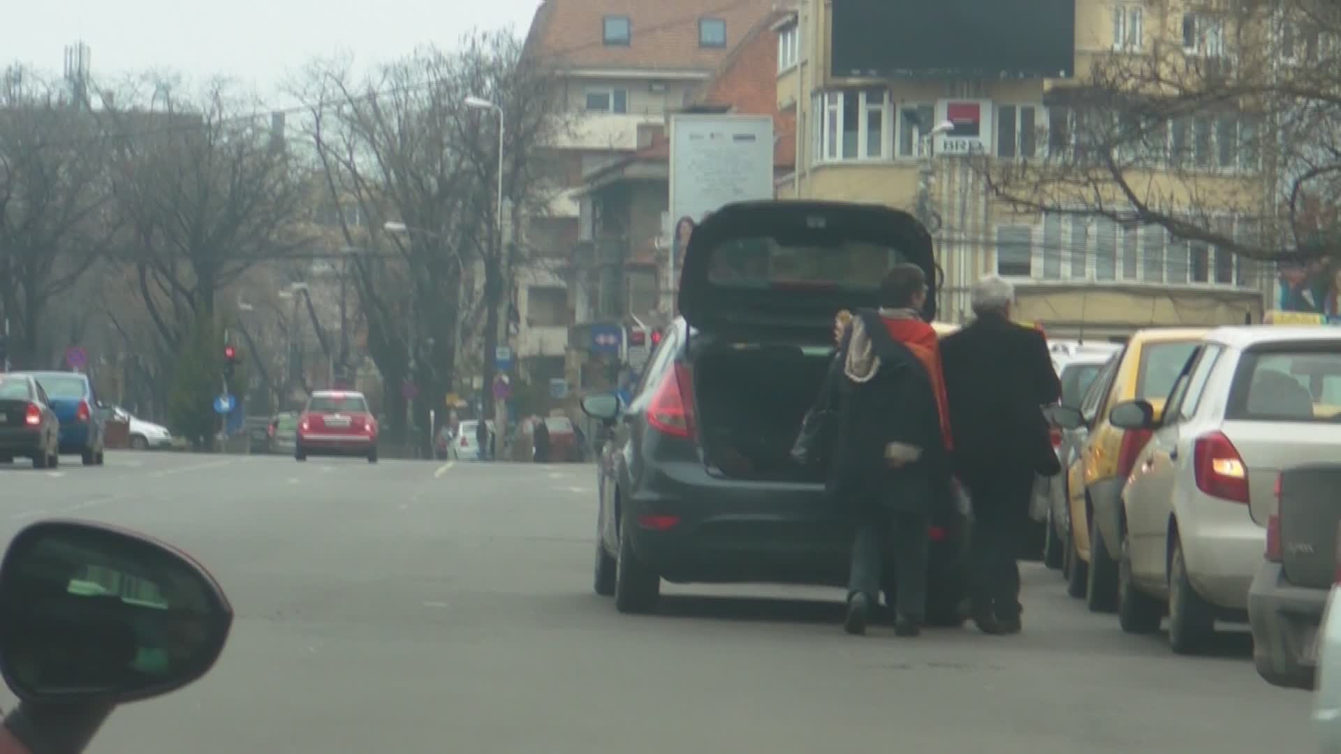 Actorul isi ia prietenii de acasa si pornesc spre munte