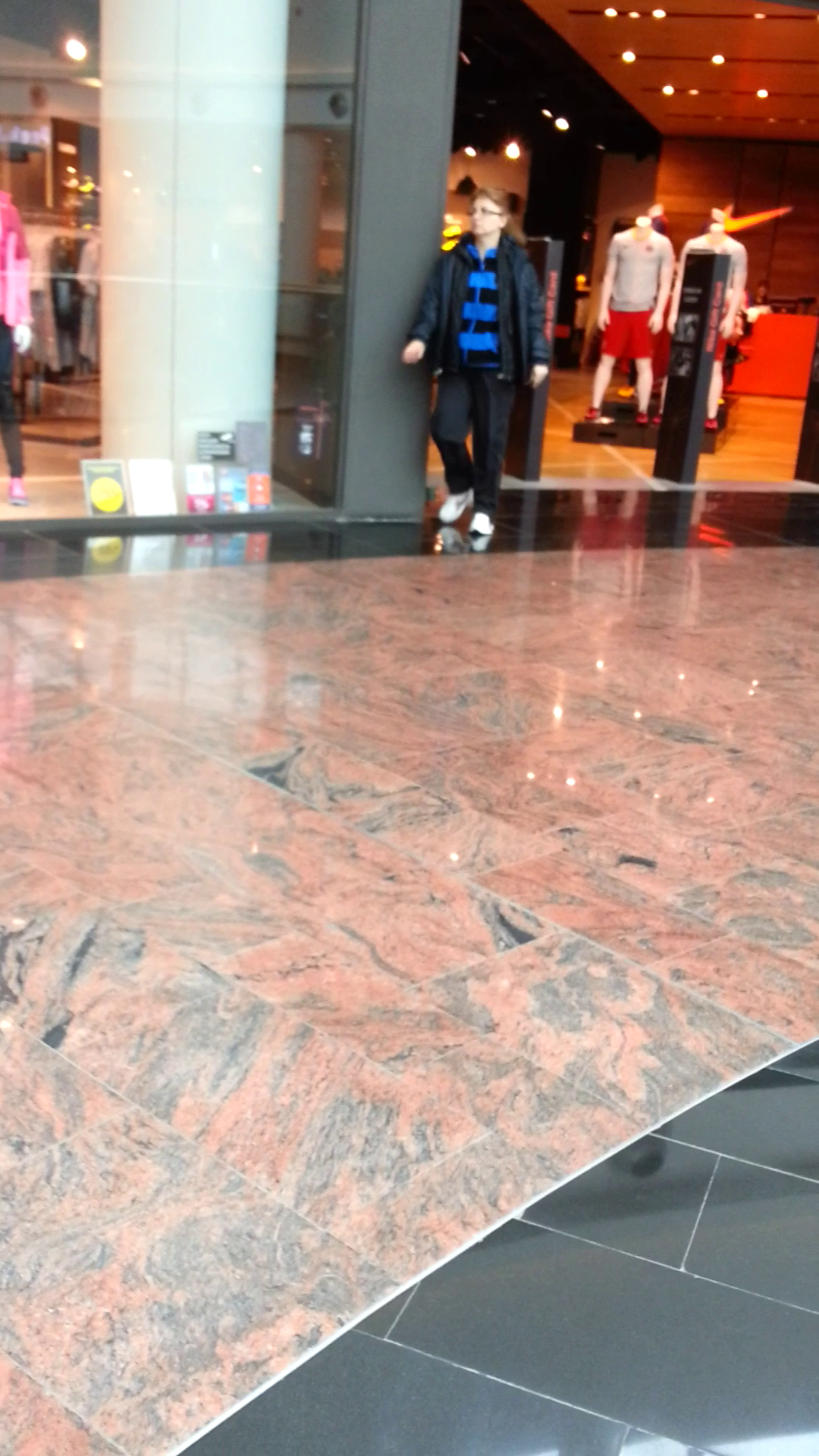 Doamna Bitang, la iesirea din magazin