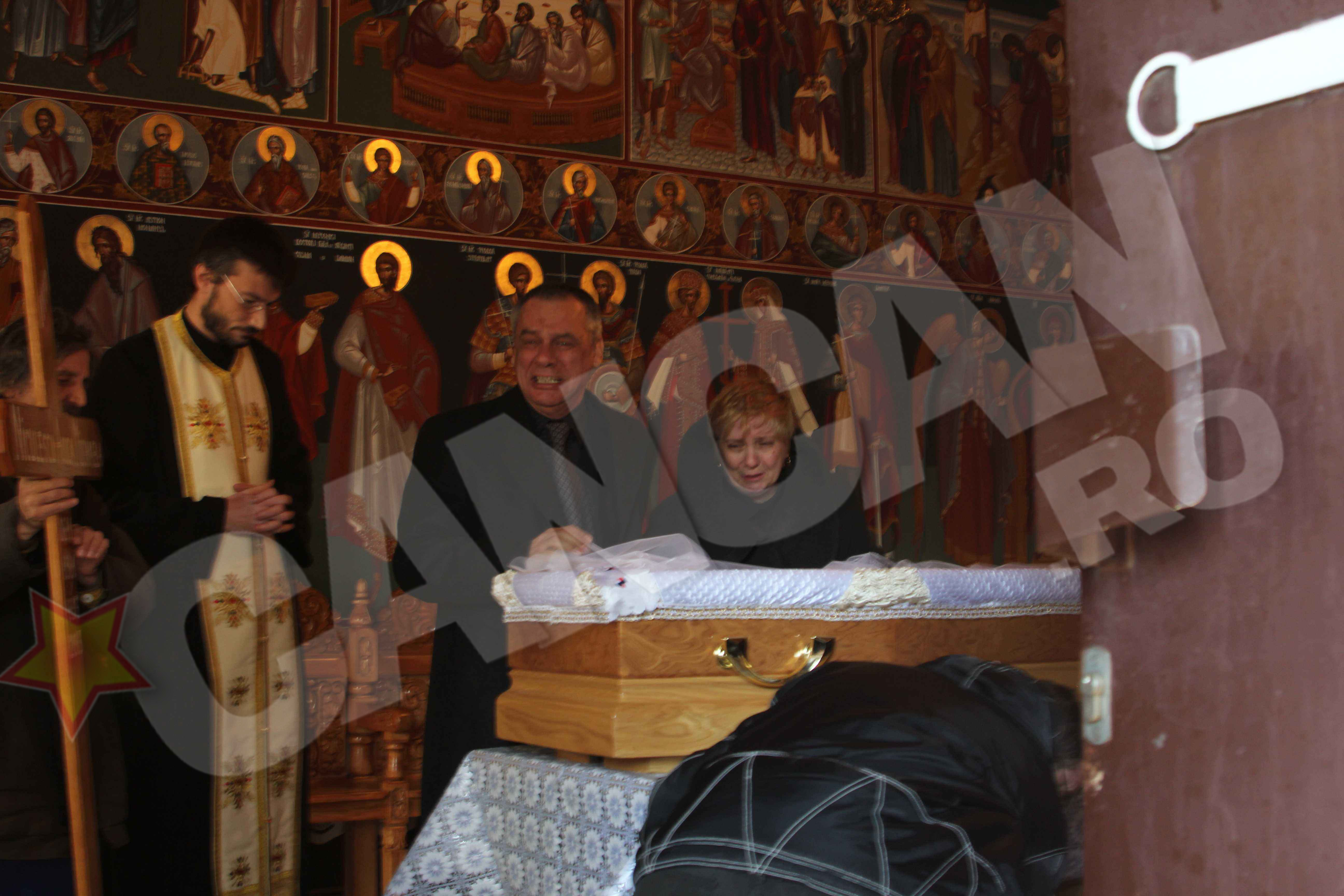 Parintii Micai, prabusiti de durere langa sicriu