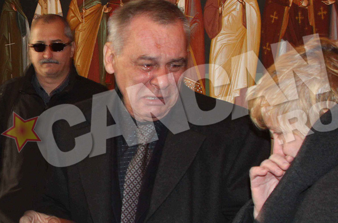 Tatal Micai, distrus de durere