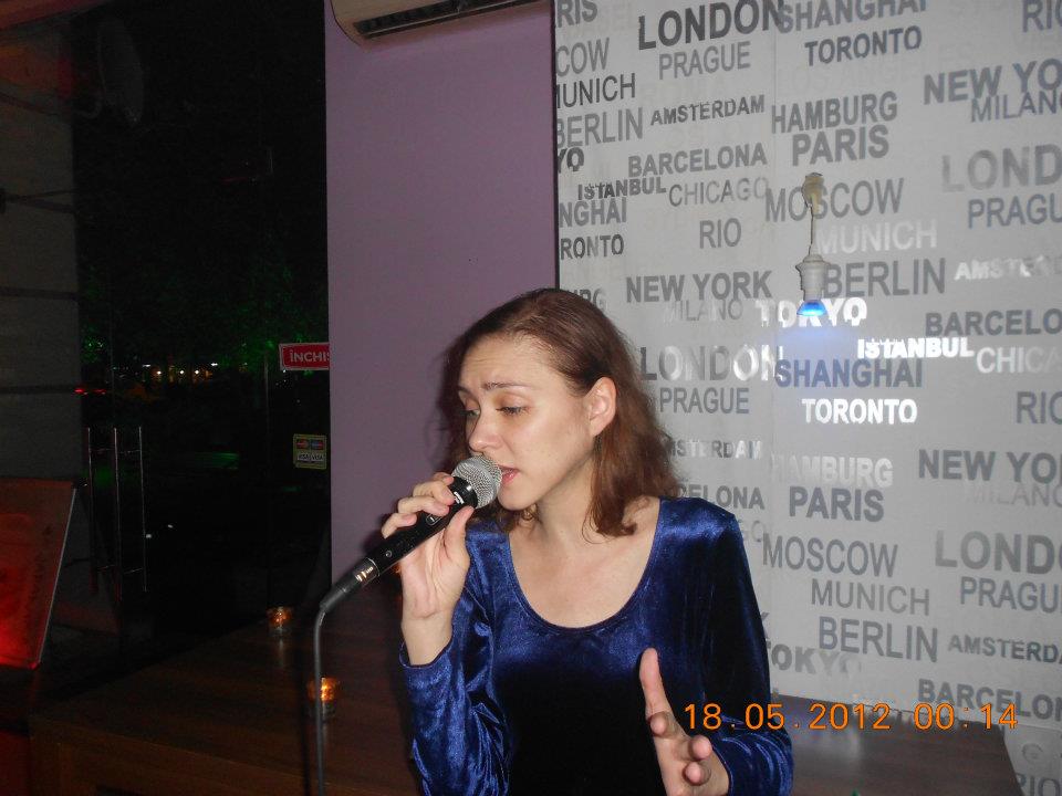 Mica, in aceeasi rochita de catifea albastra, 15 ani mai tarziu