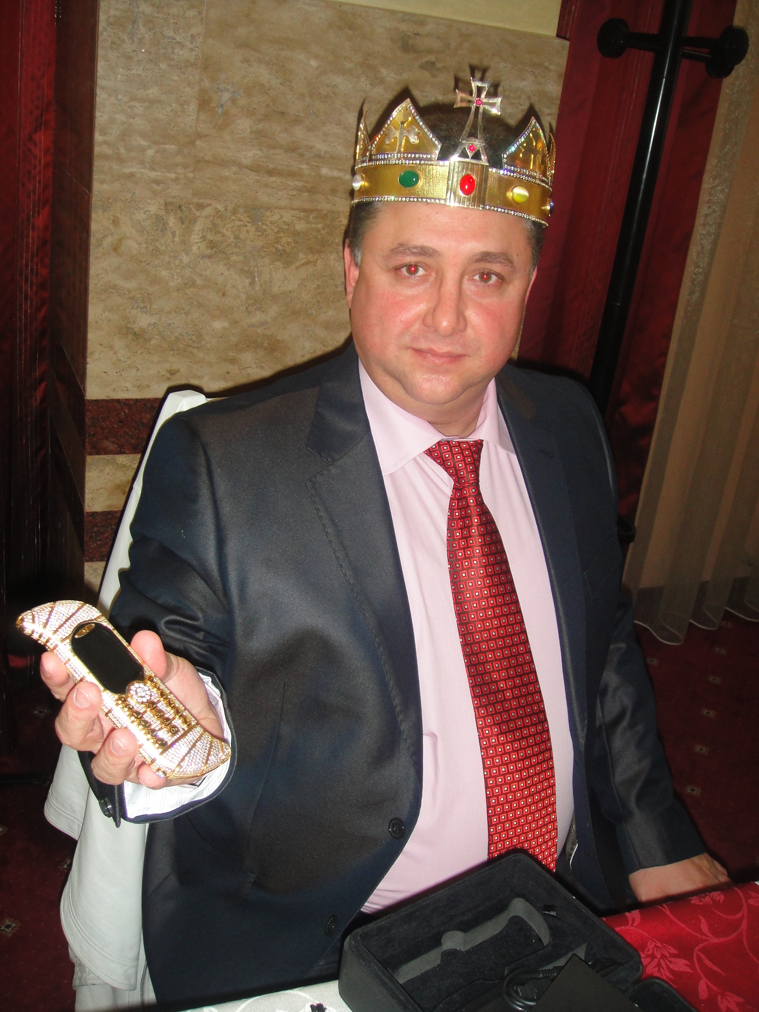 Dan Stanescu si-a asortat la coroana un telefon din aur