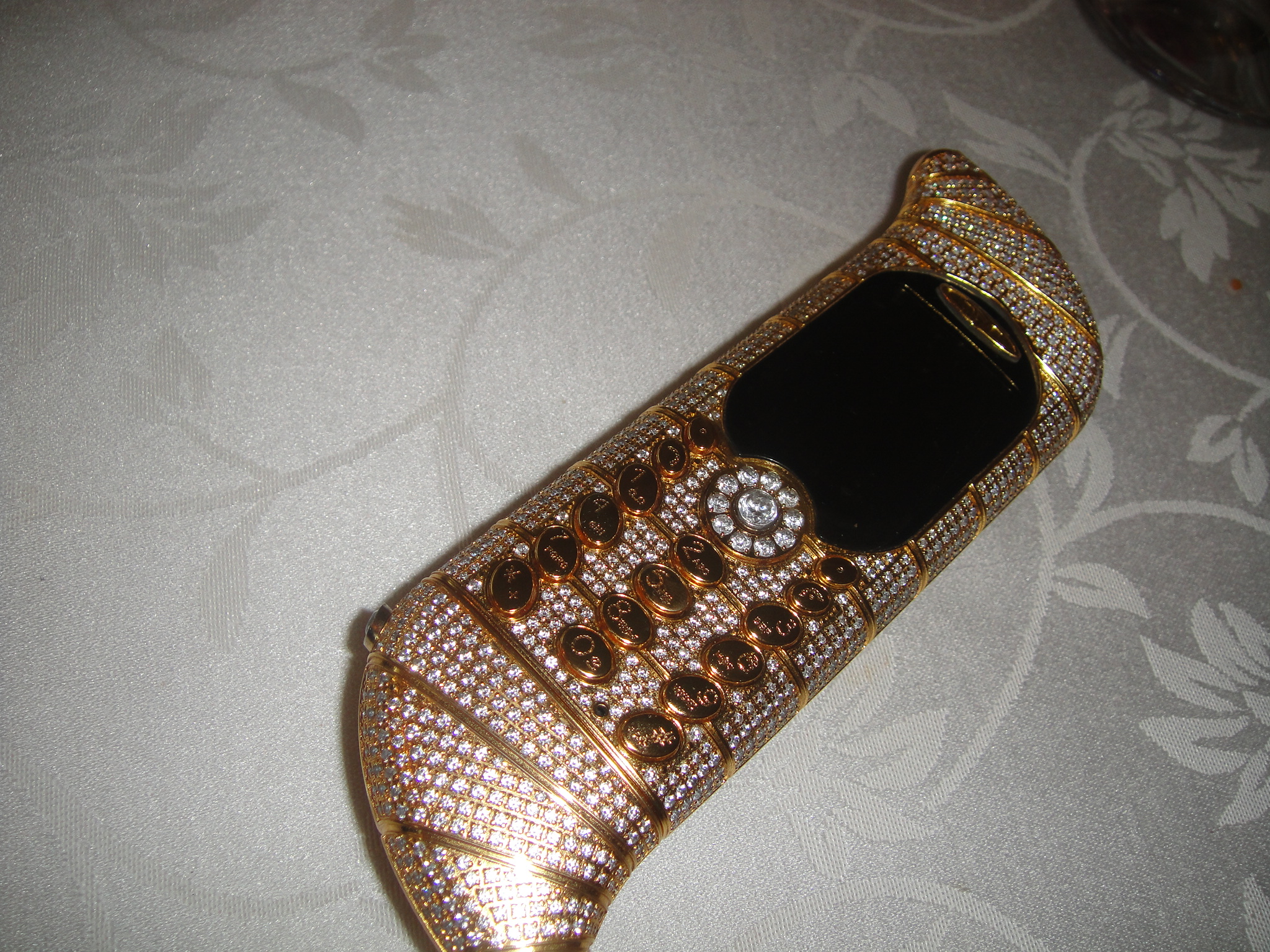Telefonul este confectionat din aur si impodobit cu diamante