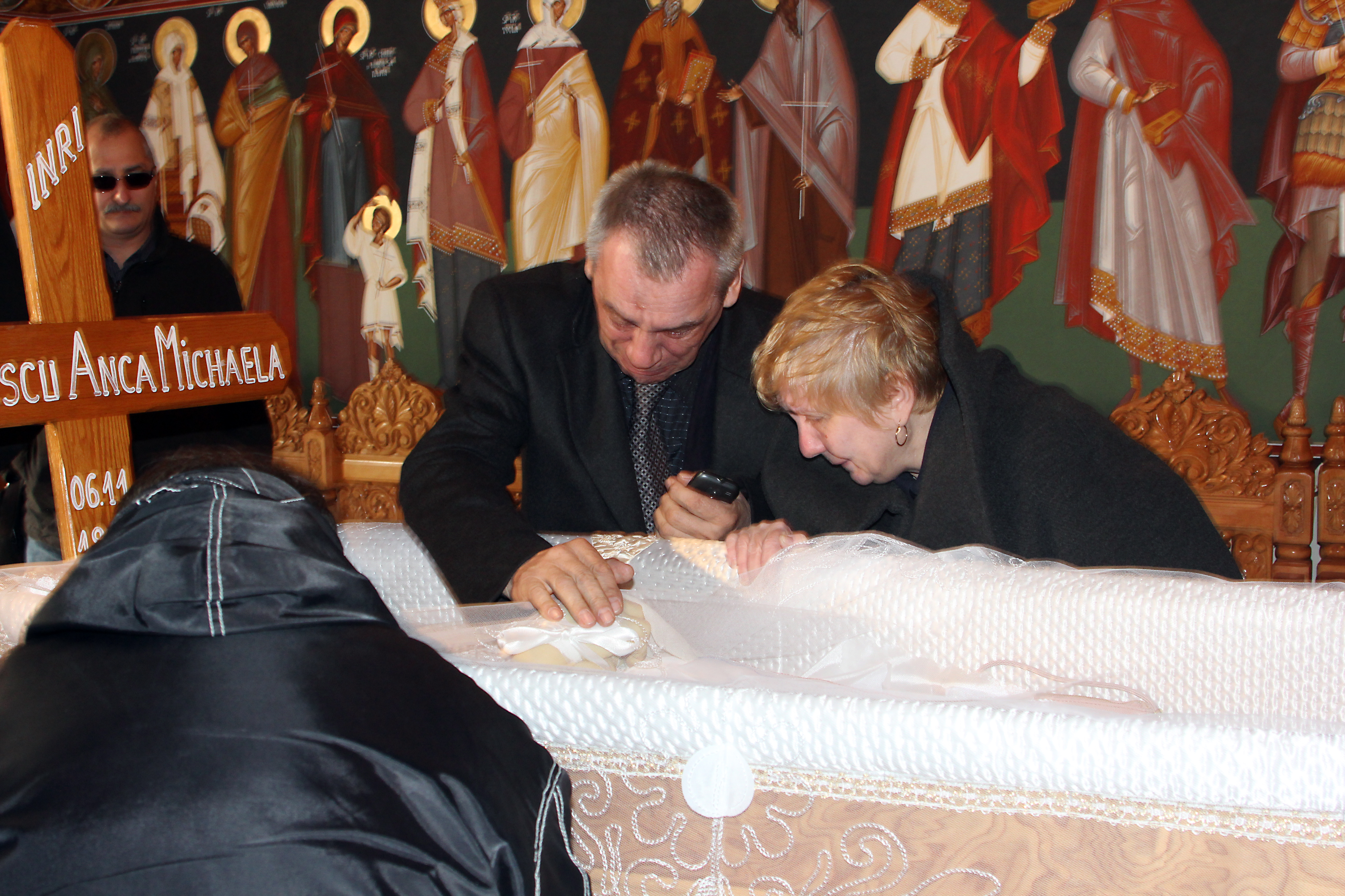 Durere. Parintii Micai plang la capatuiul fetitei lor