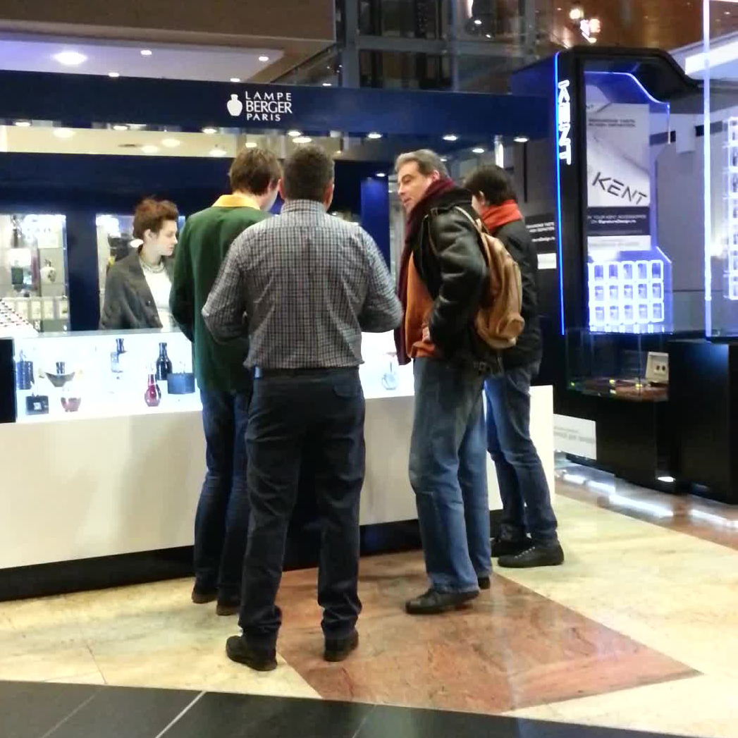 Fostul ministru de Externe a studiat oferta de parfumuri