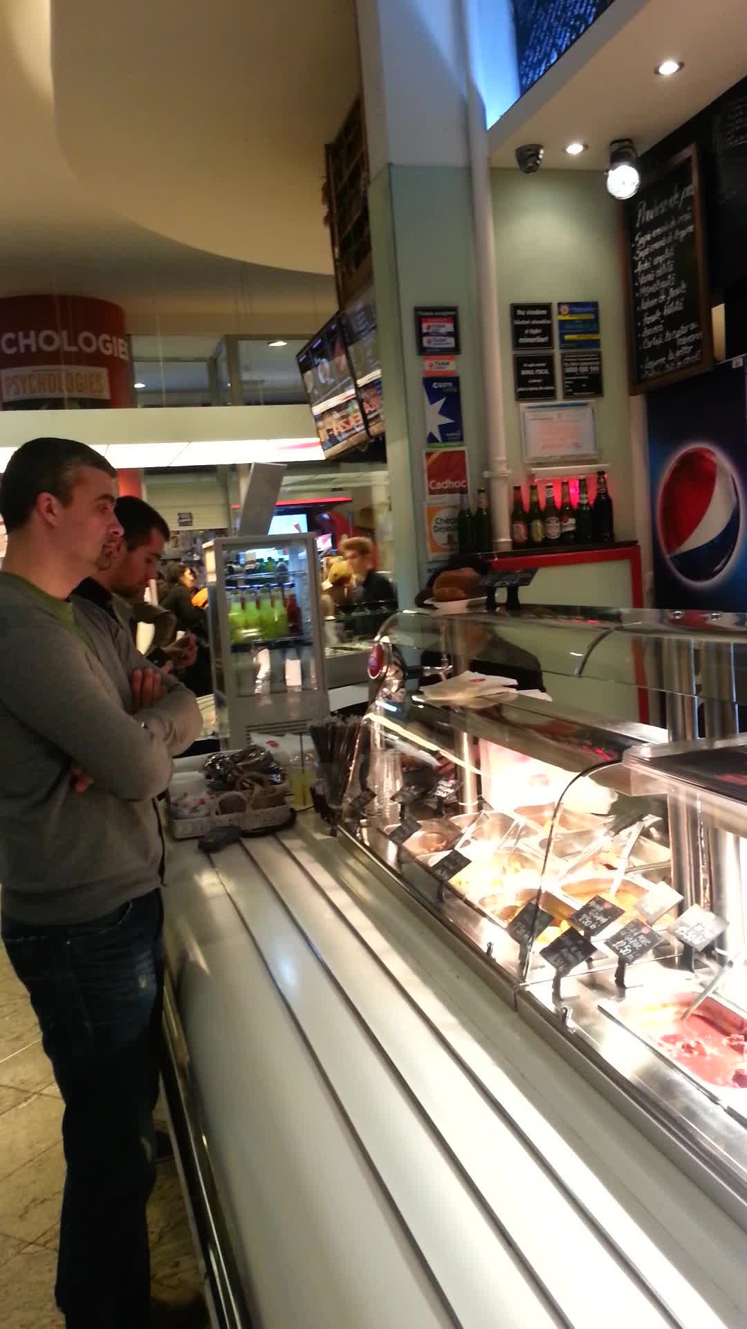 Asteapta ca mancarea sa-i fie pusa la pachet