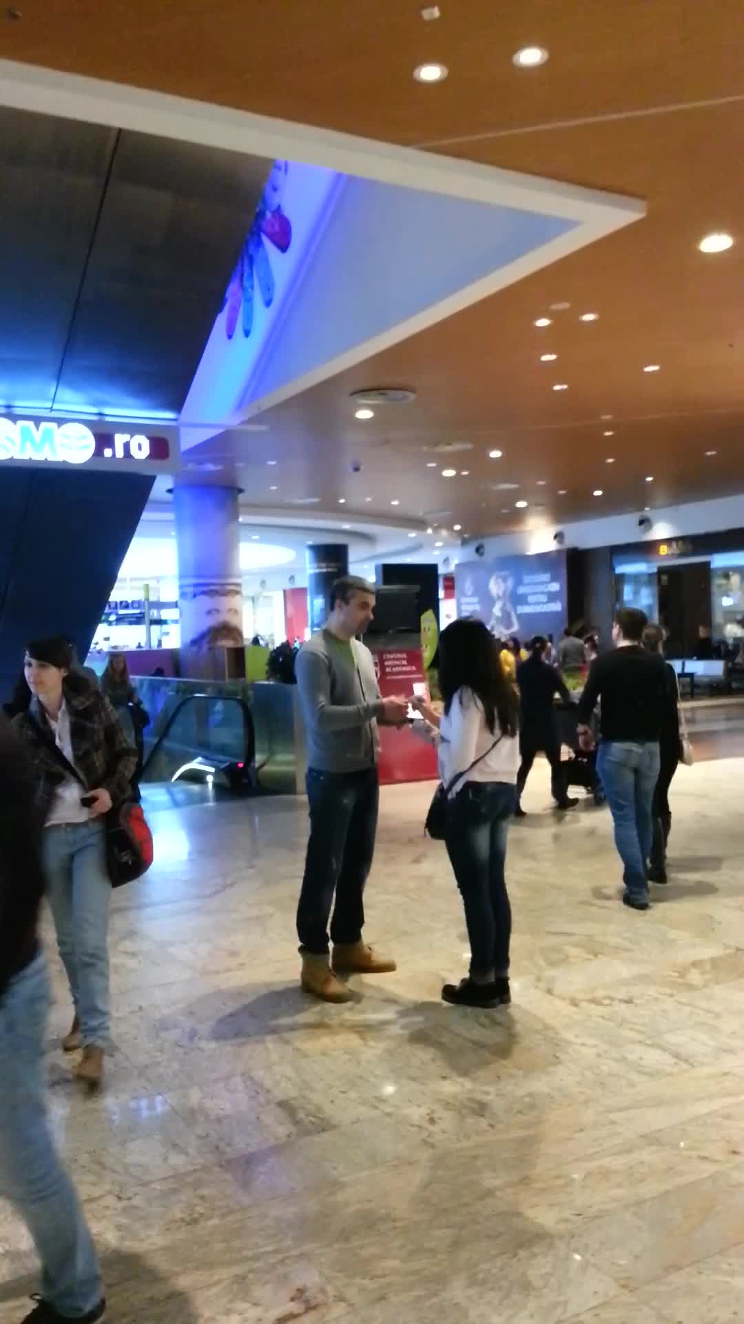 Cantaretul a dat si autografe in mall