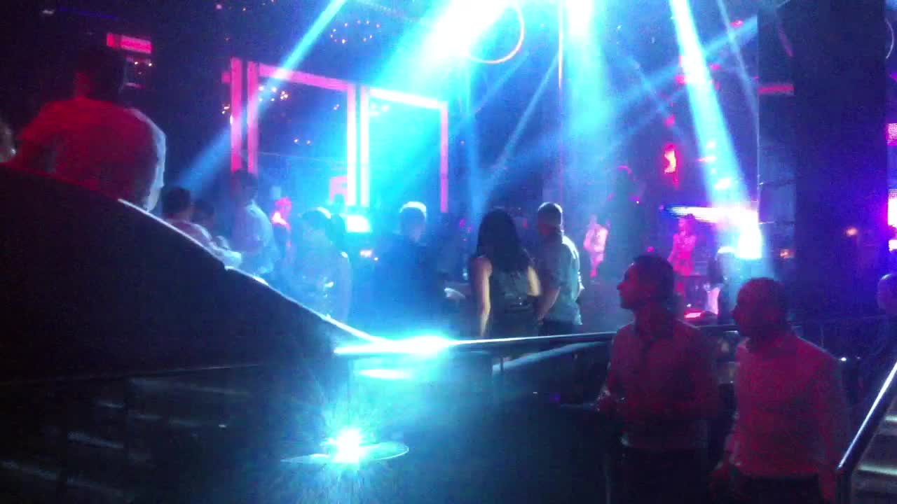 Fotbalisti s-au distrat in club cu iubitele pana in zorii zilei