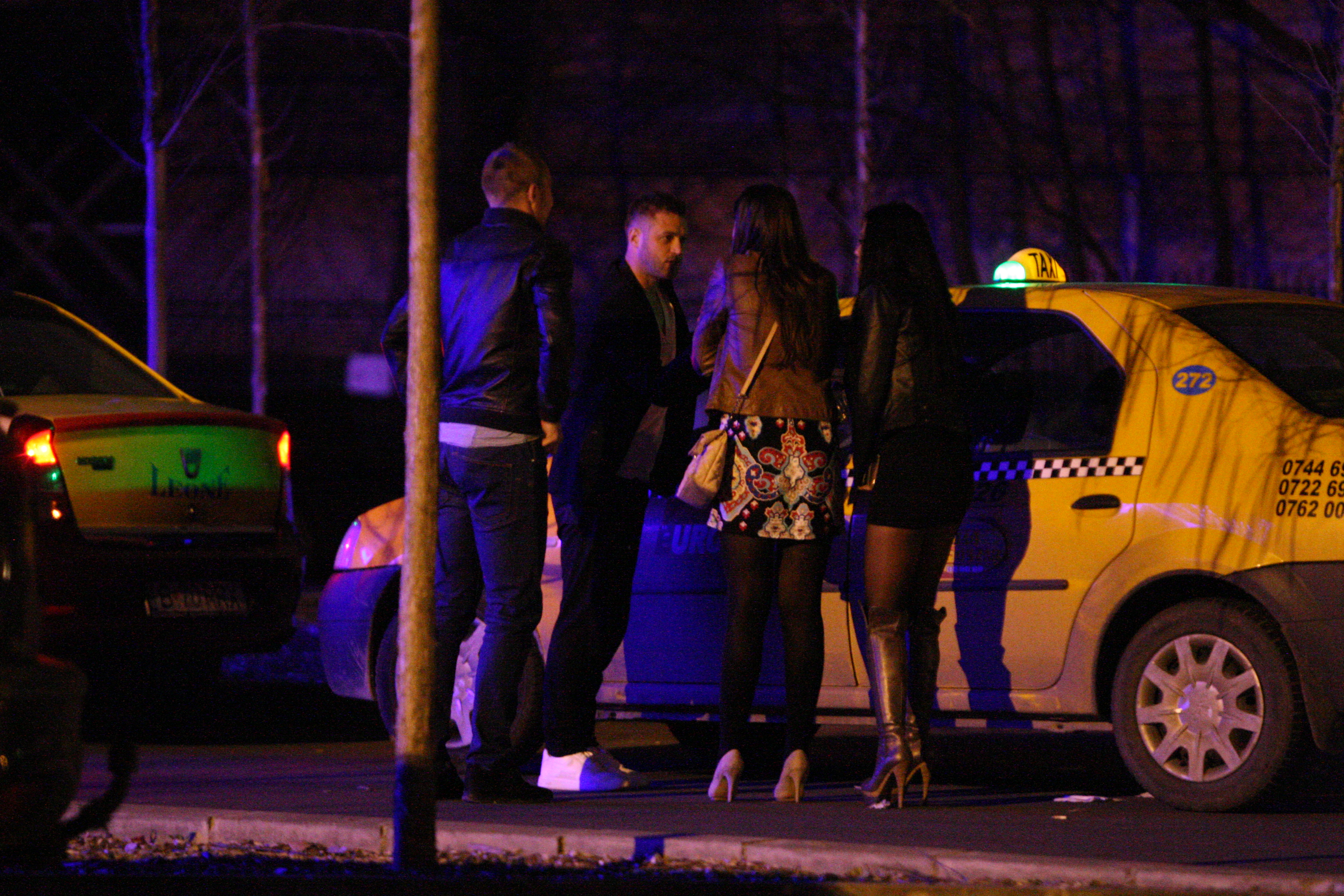 Cei patru parasesc clubul spre dimineata si ajung acasa cu taxiul