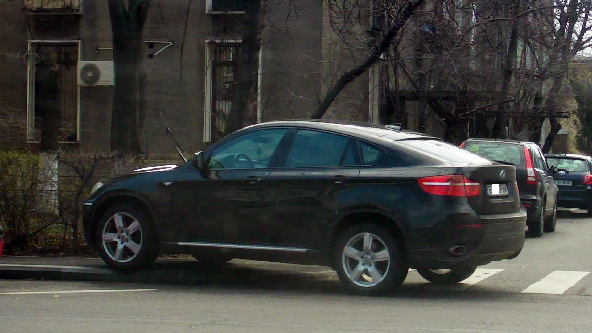 Manechinul si-a parcat masina pe trecerea de pietoni, fara sa ii pese ca s--ar putea alege cu amenda si puncte de penalizare