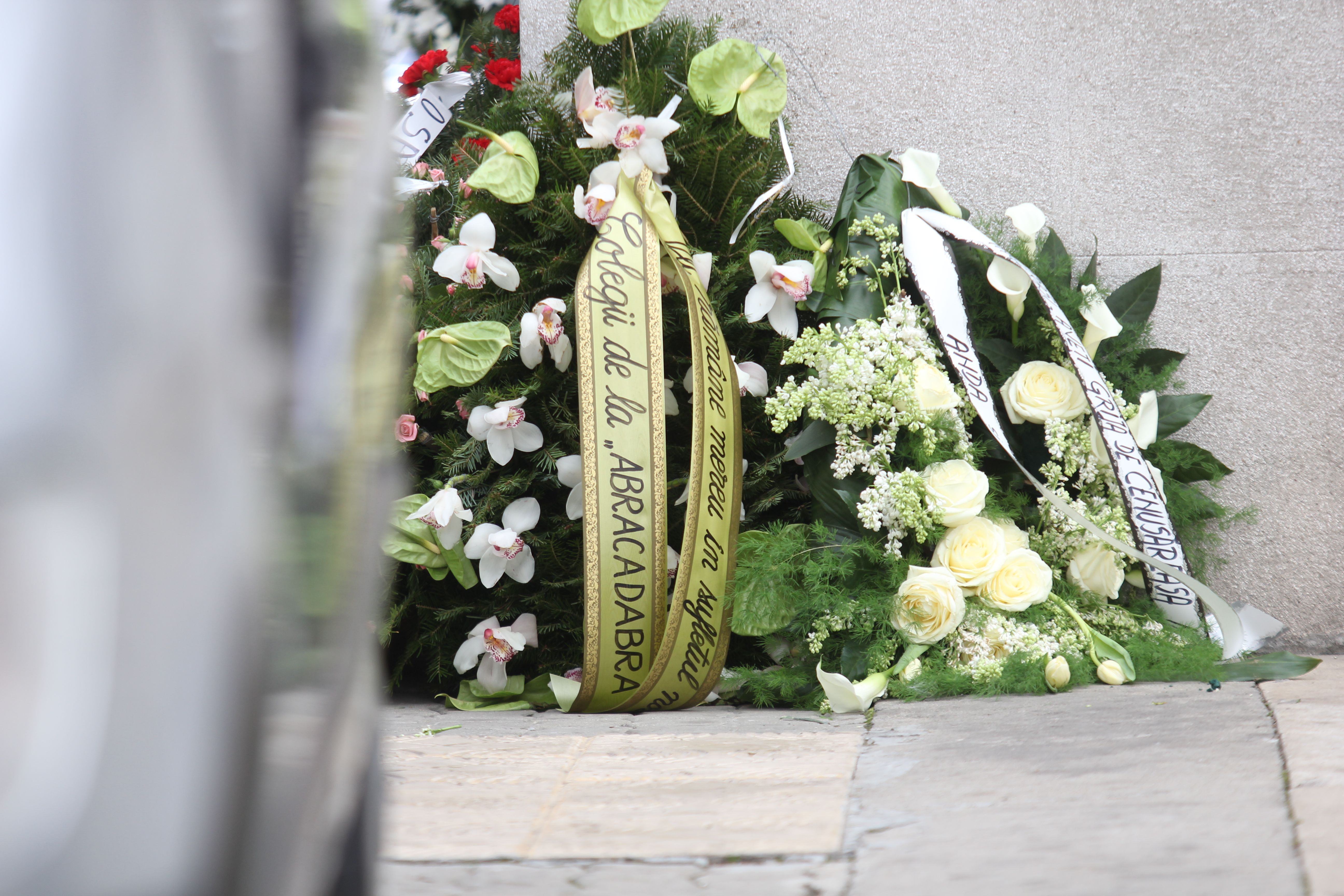 Durere. Colegii de la Abracadabra au adus o coroana de flori pe care scria “Vei ramane mereu in sufletul nostru”