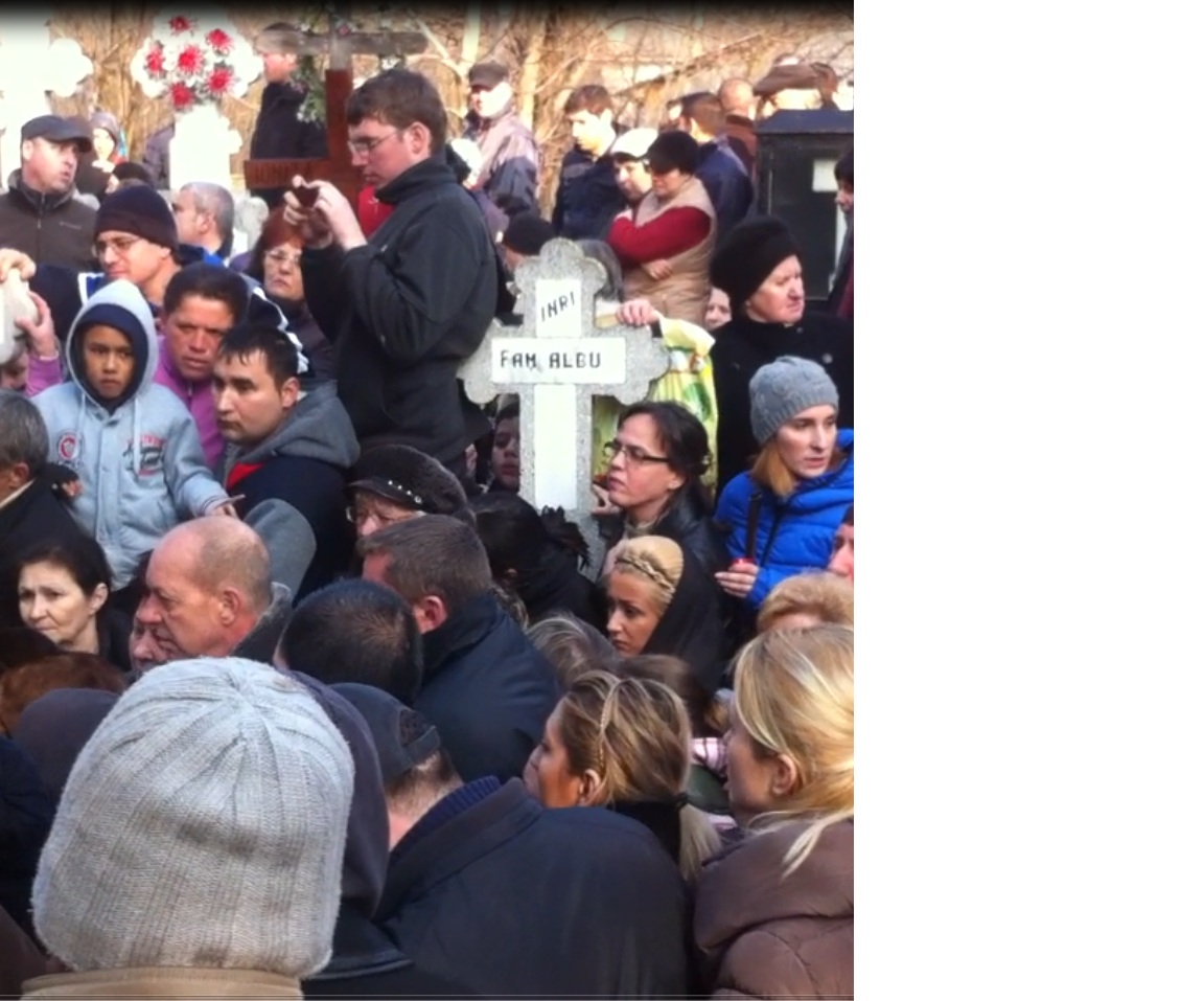 Curiosi. Mai multe persoane au venit sa vada ce se intampla la cimitir si sa faca poze cu ce aveau la indemana