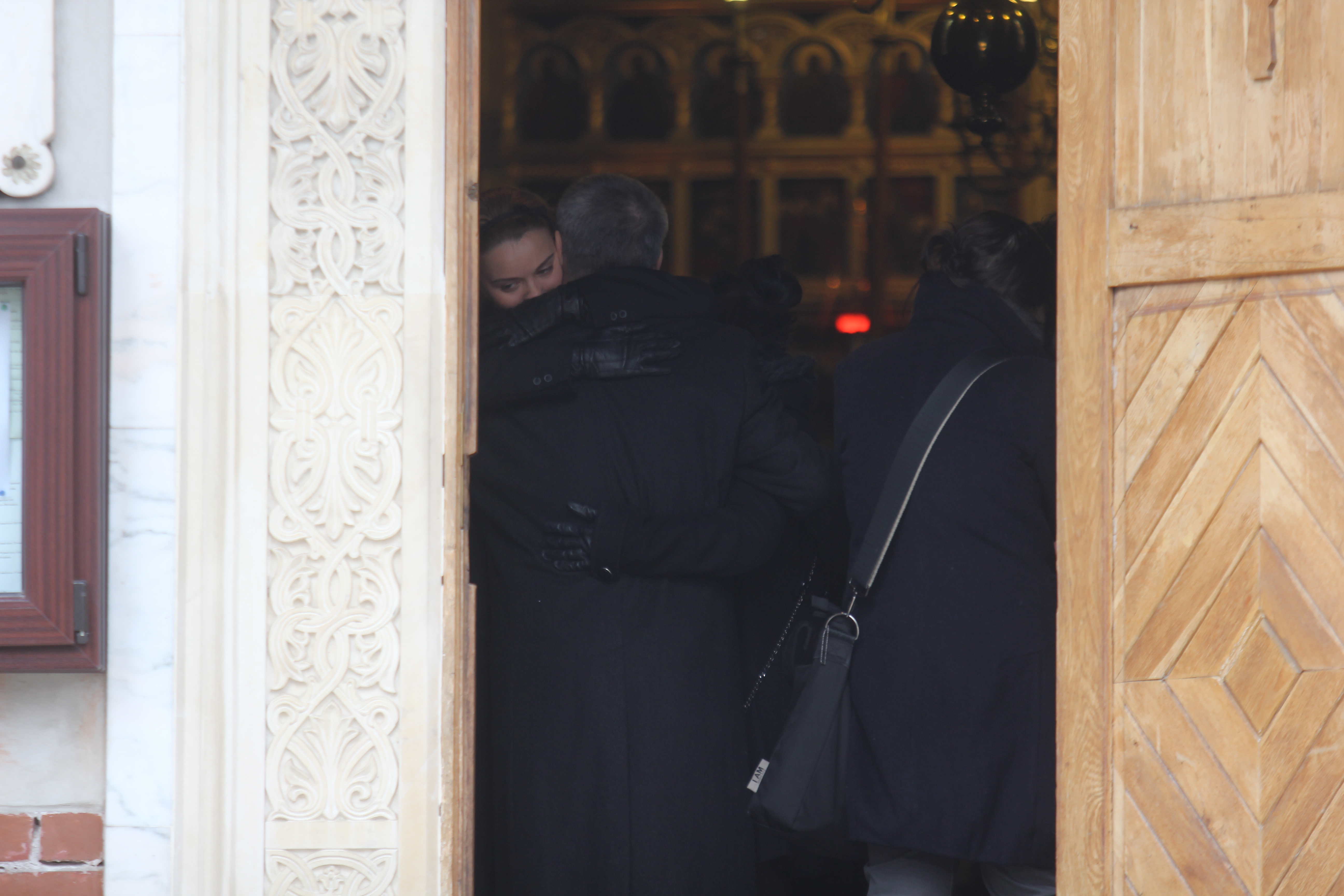 Sprijin. Cum a intrat in biserica Diana Dumitrescu l-a strans in brate pe tatal Micai