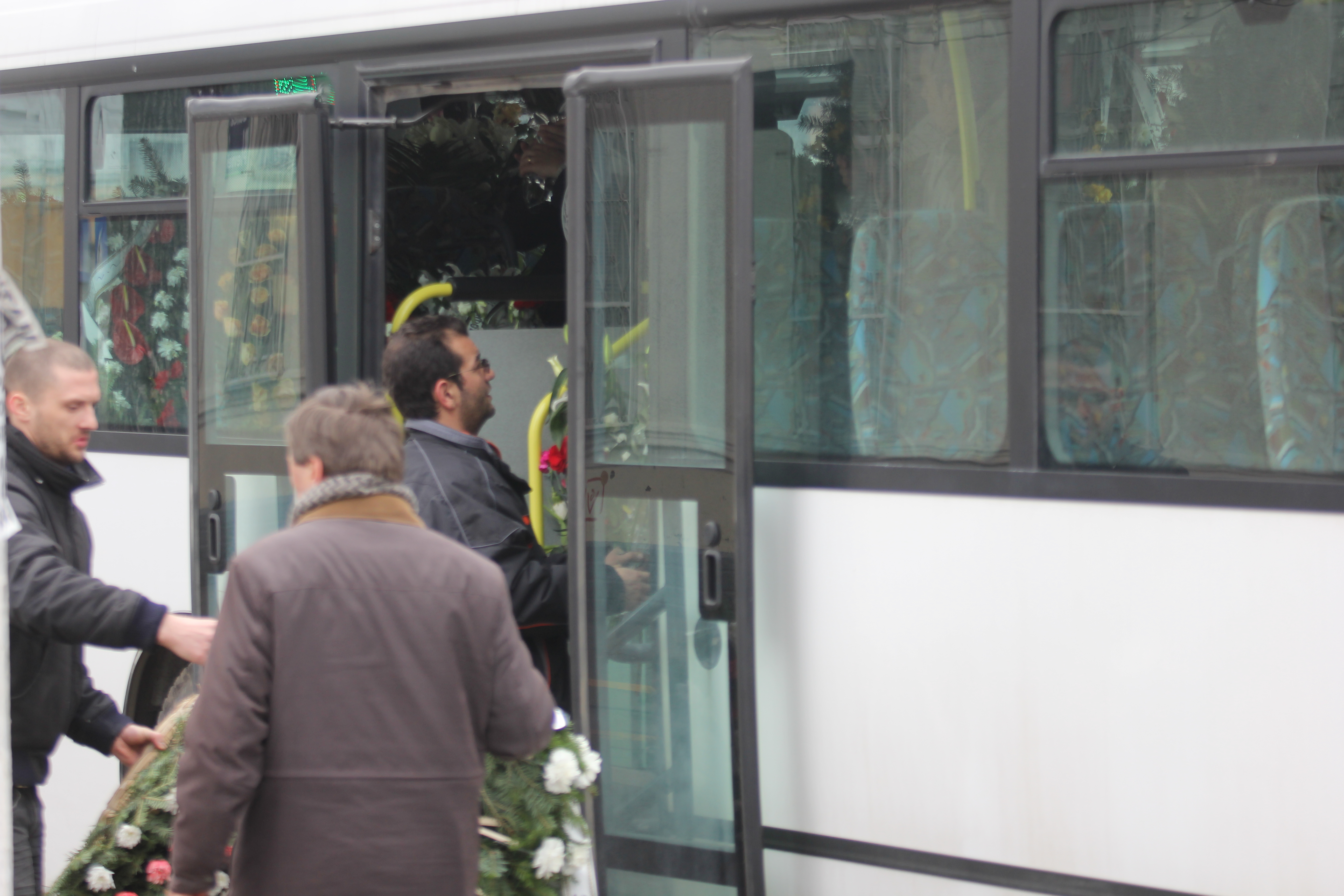 Loc. Jumatate dintr-un autobuz adus pentru a duce rudele si prietenii Micai de la biserica la cimitir a fost umplut cu flori si coroane