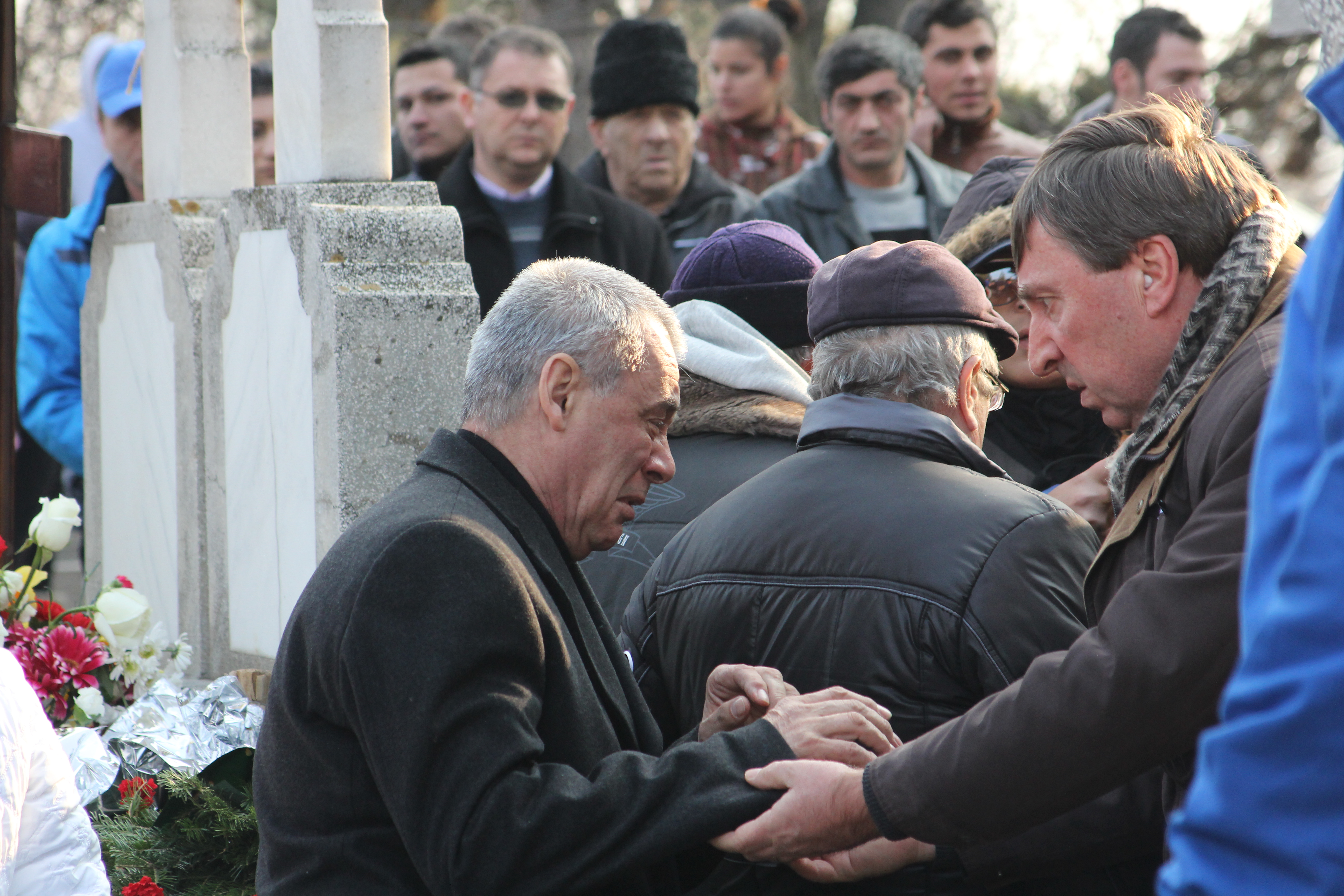 Dureros. Tatal Micai, Tony, de abia mai statea in picioare langa sicriul printesei sale