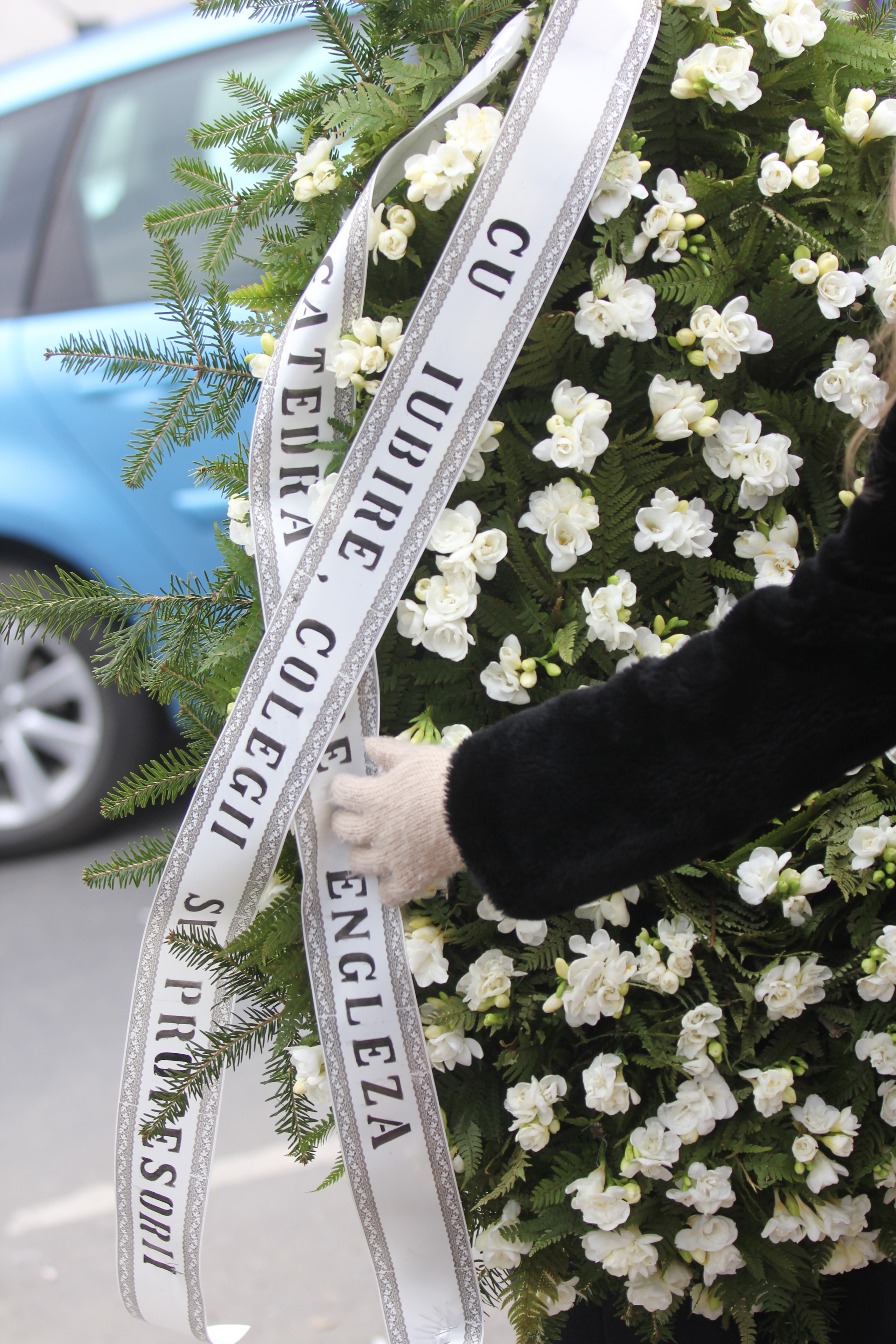 Dedicati. Dupa Abracadabra Mica s-a dedicat scolii. Ea a absolvit mai multe facultati, iar acum profesorii au venit sa-si ia ramas bun de la una dintre cele mai silitoare eleve a lor