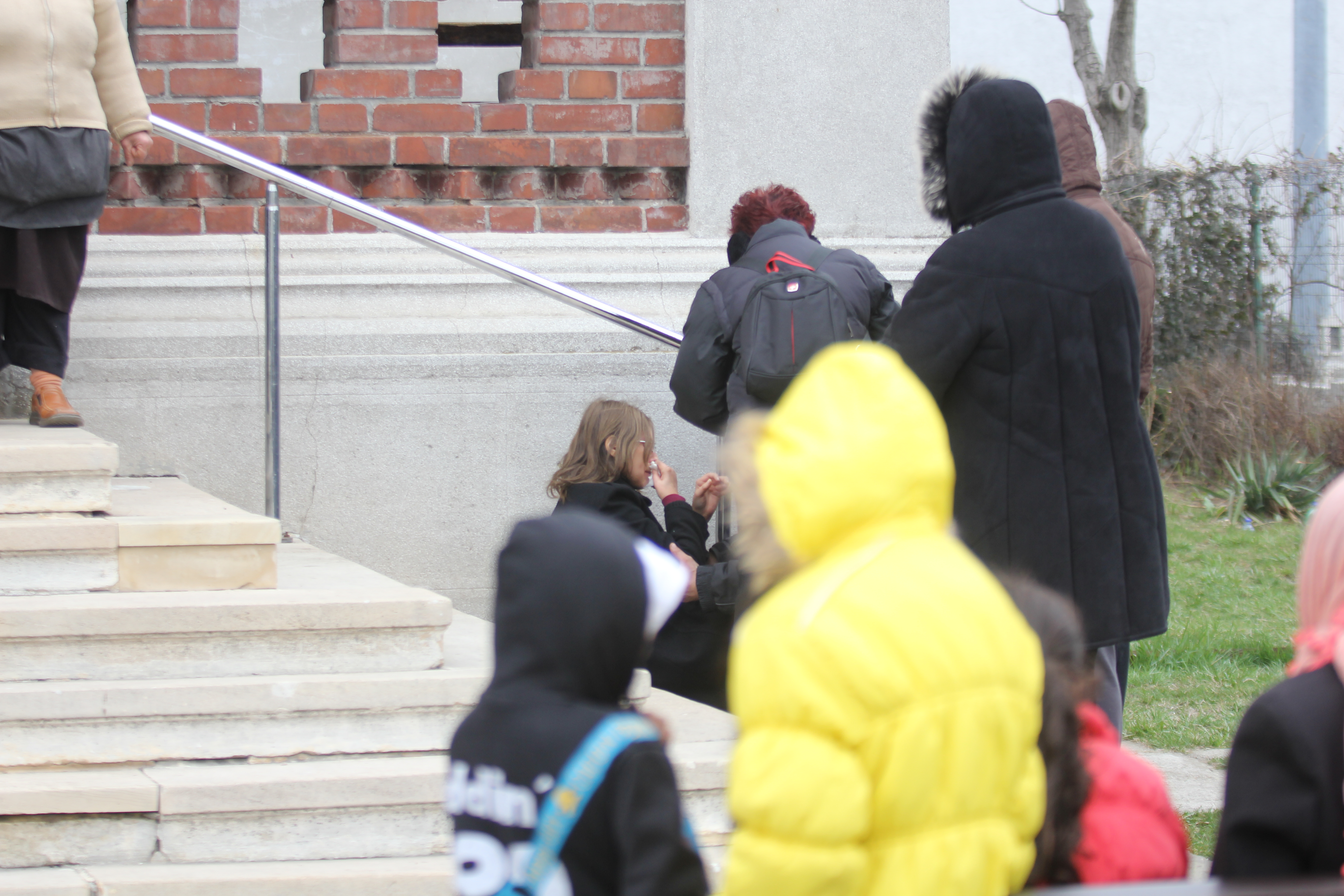 Tragedie. Pierderea Micai nu este o drama numai pentru familie, ci si pentru prieteni. Unei tinere i s-a facut rau in timpul slujbei officiate la Biserica Sfantul Gheorghe din Capitala