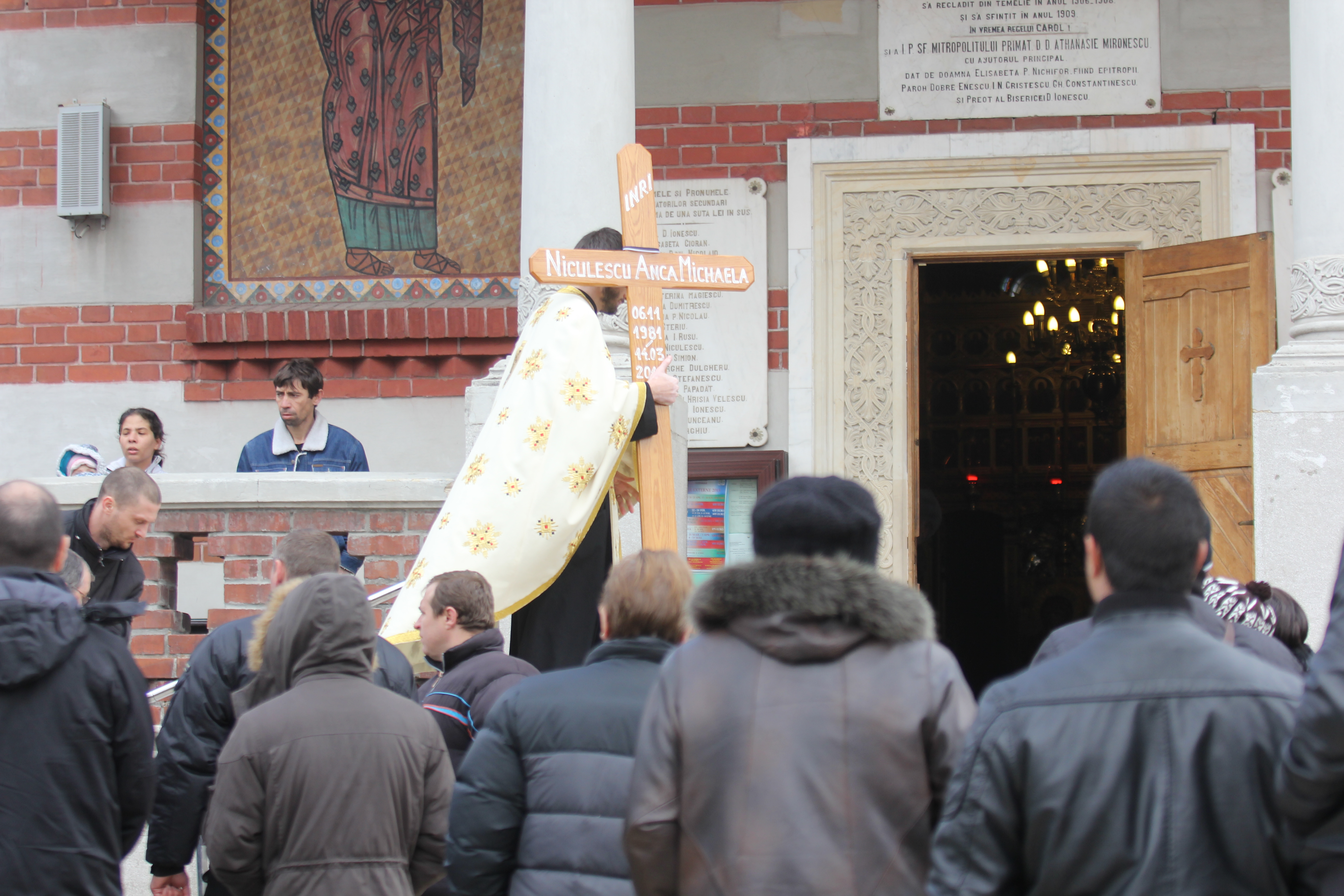 Tristete. Preotul care a dus in biserica crucea pe care scria numele ei, este un fost coleg de scoala al artistei