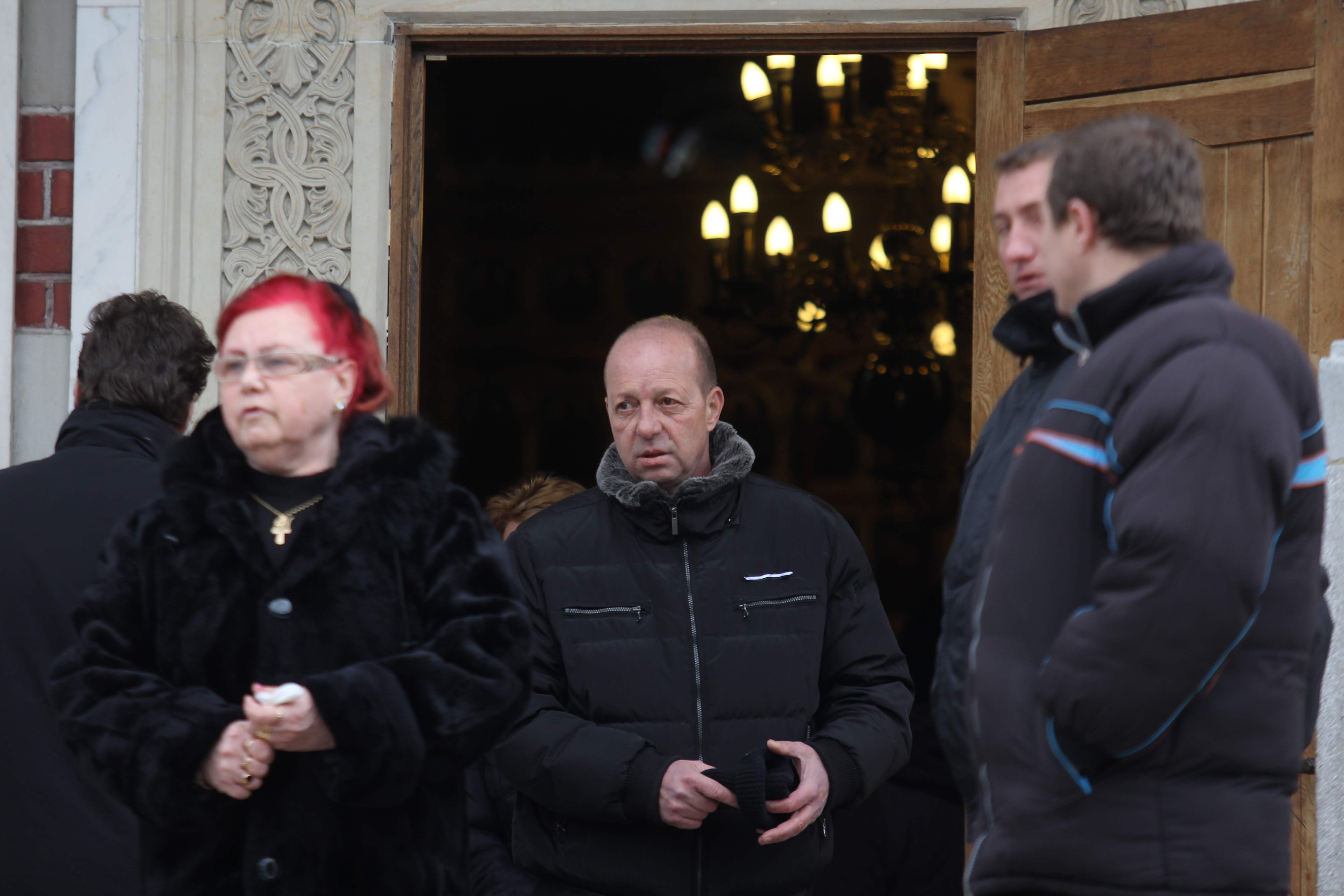 Trist. Magicianul a schimbat palaria de magician pentru o caciula neagra. Mihai Ralea este devastat de pierderea Micai, iar ochii sai sunt rosii de oboseala si durere