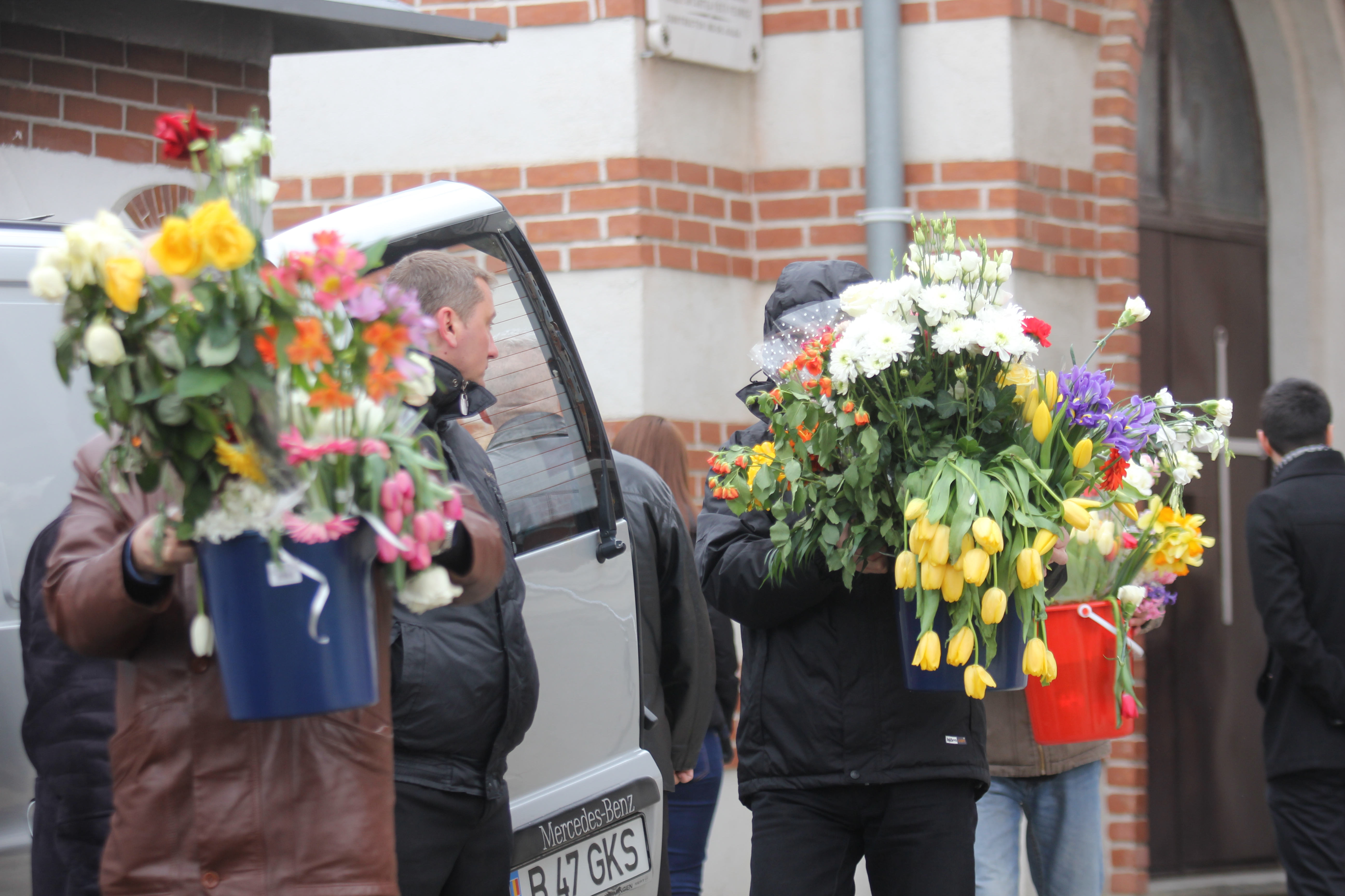 Drag. Peste 10 galeti cu flori s-au strans de la toti cei care au venit sa-si i-a ramas bun de la Mica