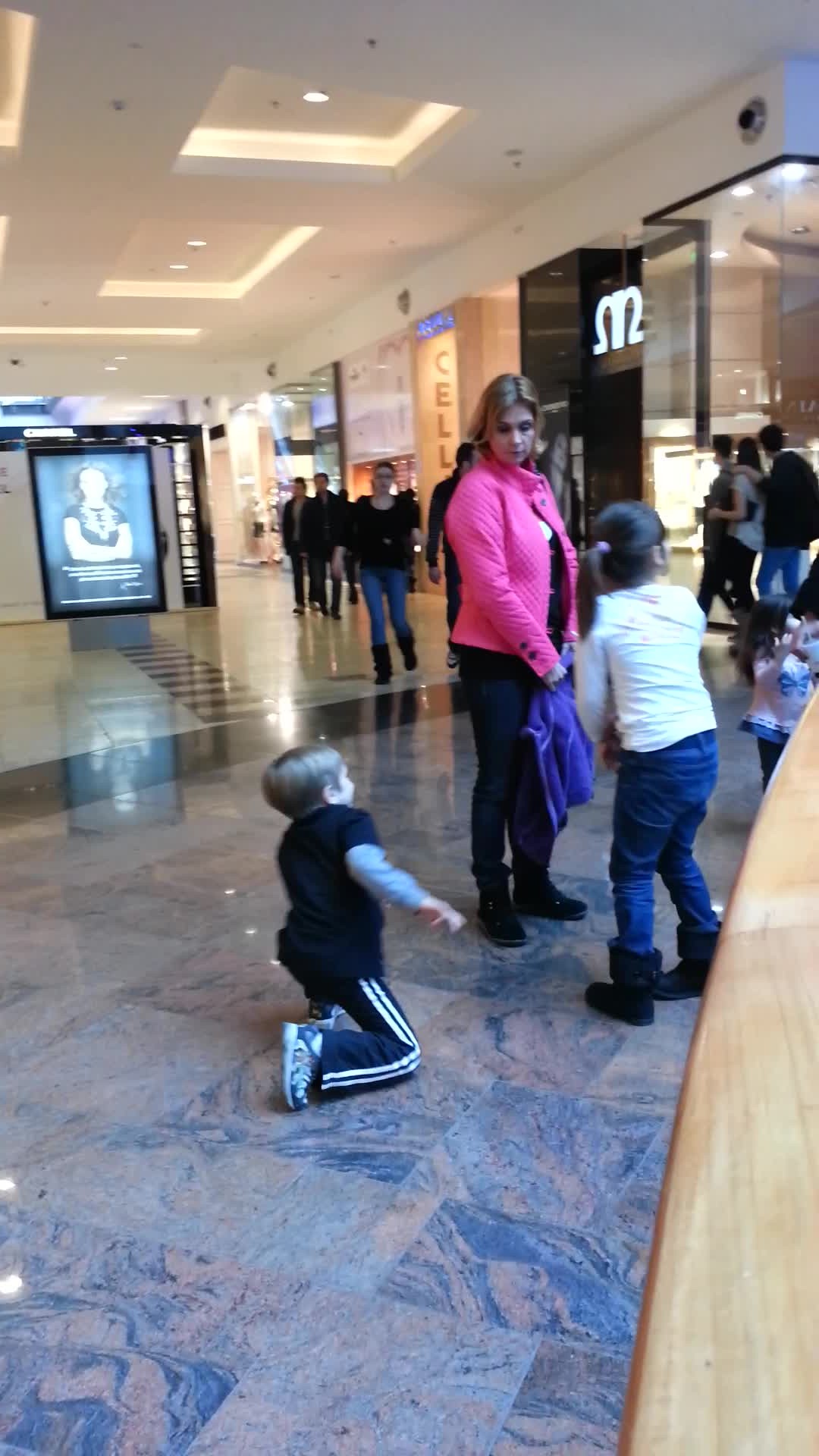 Ruxandra Dragomir s-a distrat la mall alaturi de copii si de prieteni