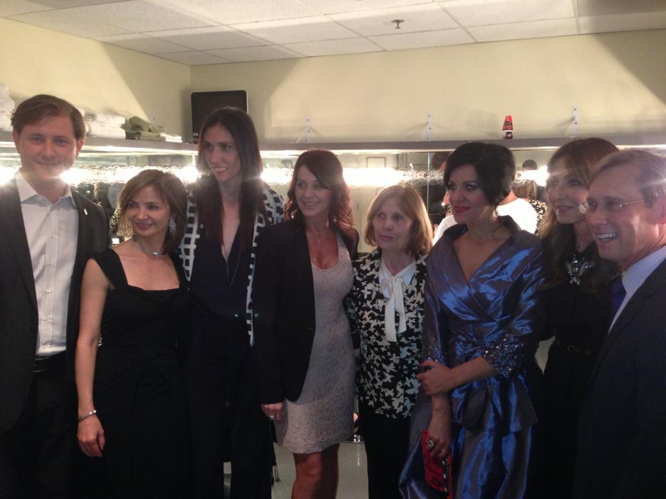 Amintire. Inainte sa plece soprana a facut o poza de grup cu invitatii de seama