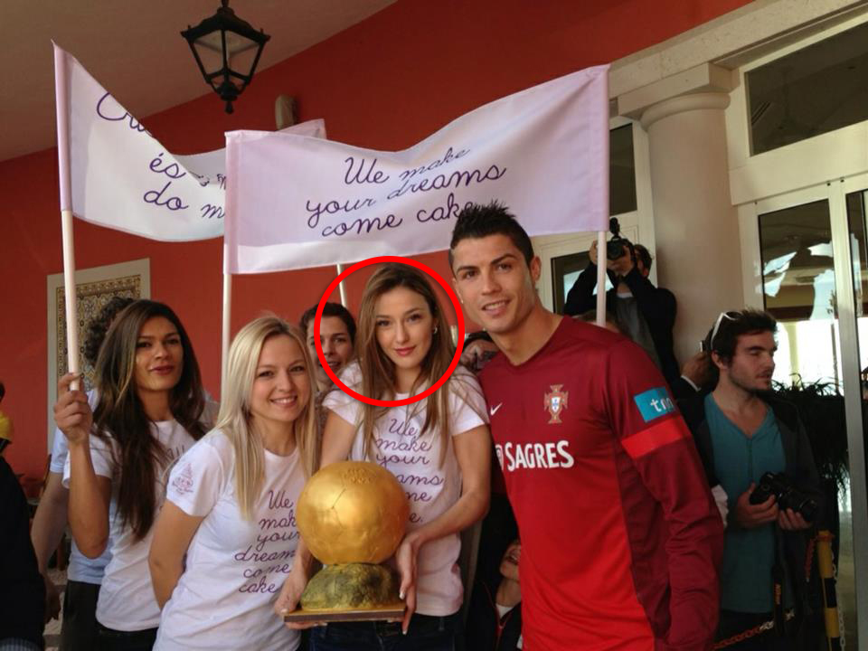 Romanca i-a dat in urma cu doua zile un tort lui Cristiano Ronaldo