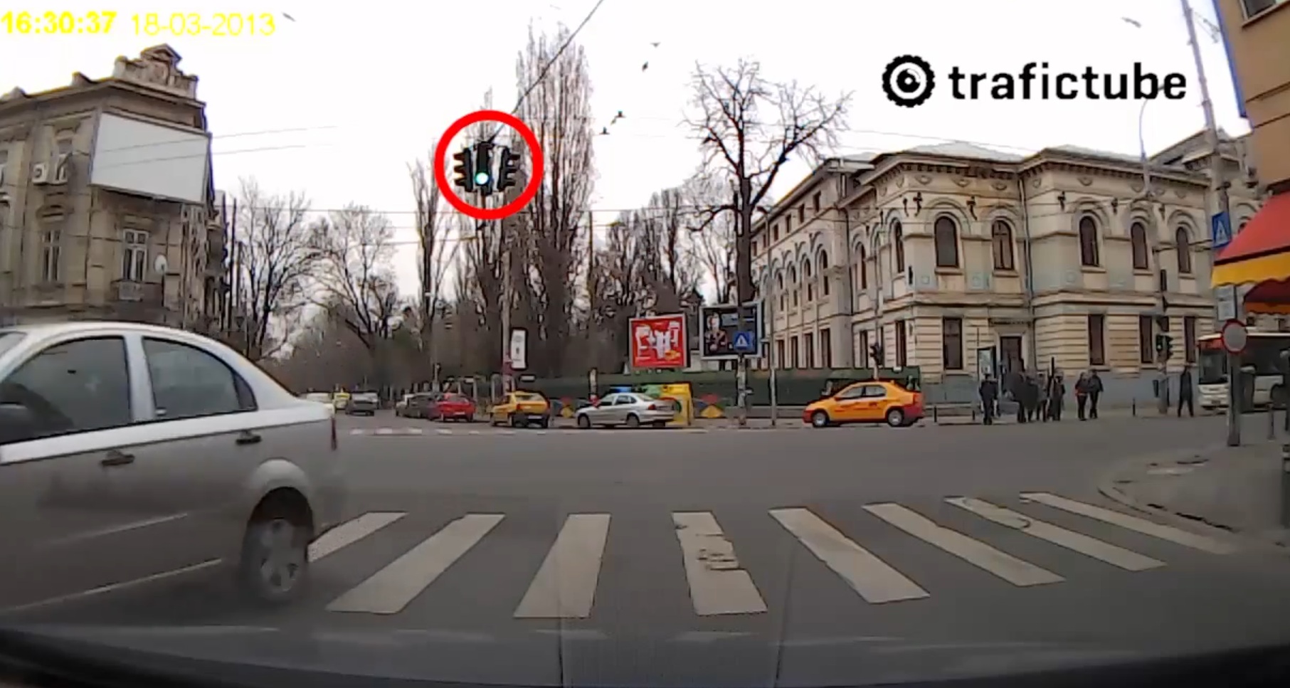 Verde. Semaforul pentru autoturisme indica soferului ca poate sa-si inceapa deplasarea