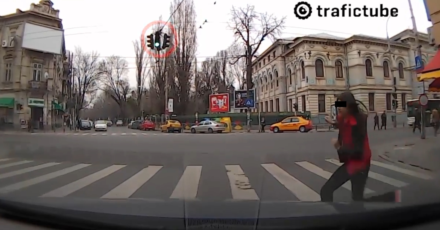 Sperietura. Imediat ce a plecat de la semafor soferul s-a trezit cu tanara chiar in fata masinii