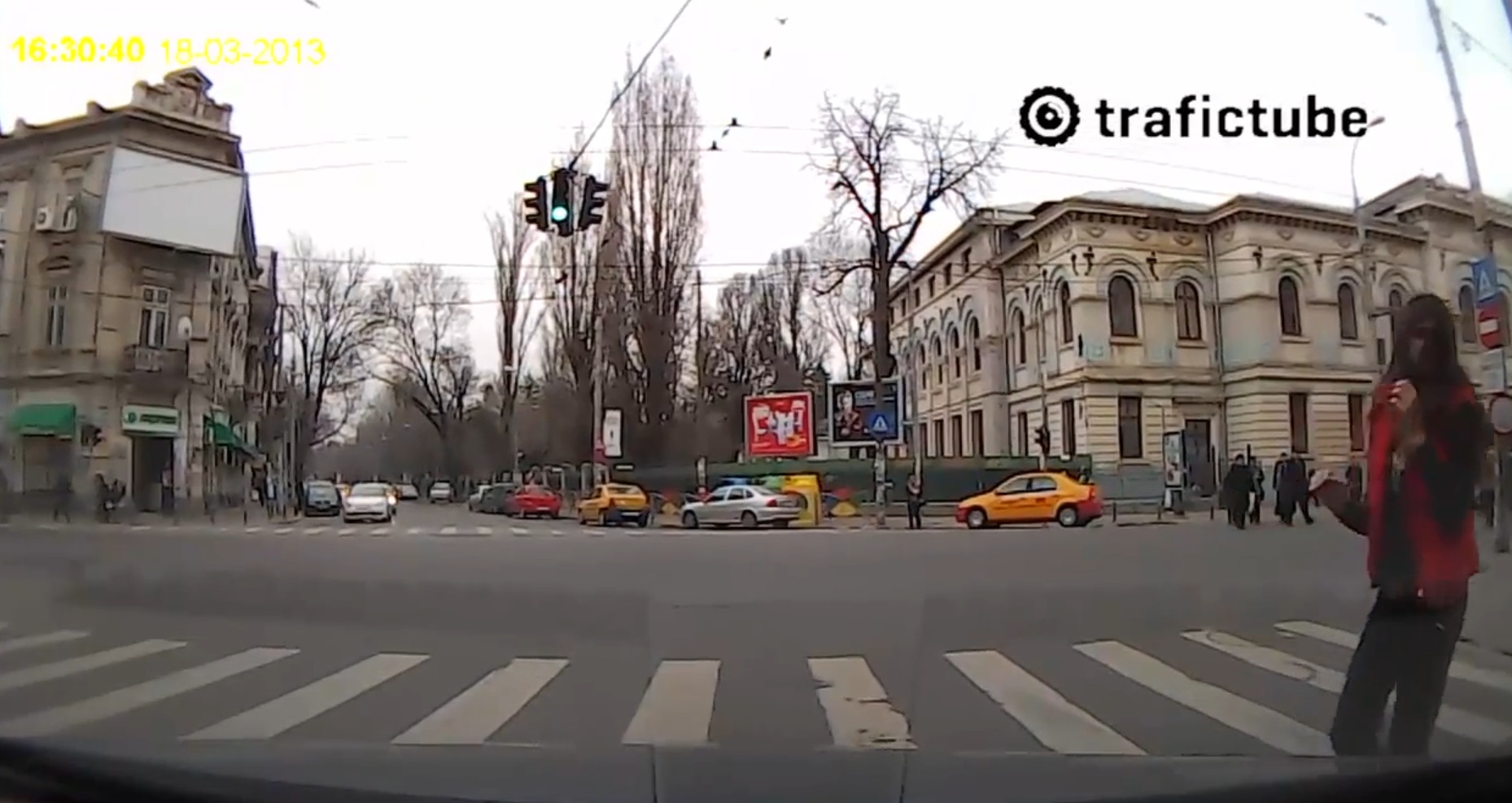 Manevra. Soferul a franat brusc, a evitat tanara, iar aceasta a ajuns cu bine pe trotuar