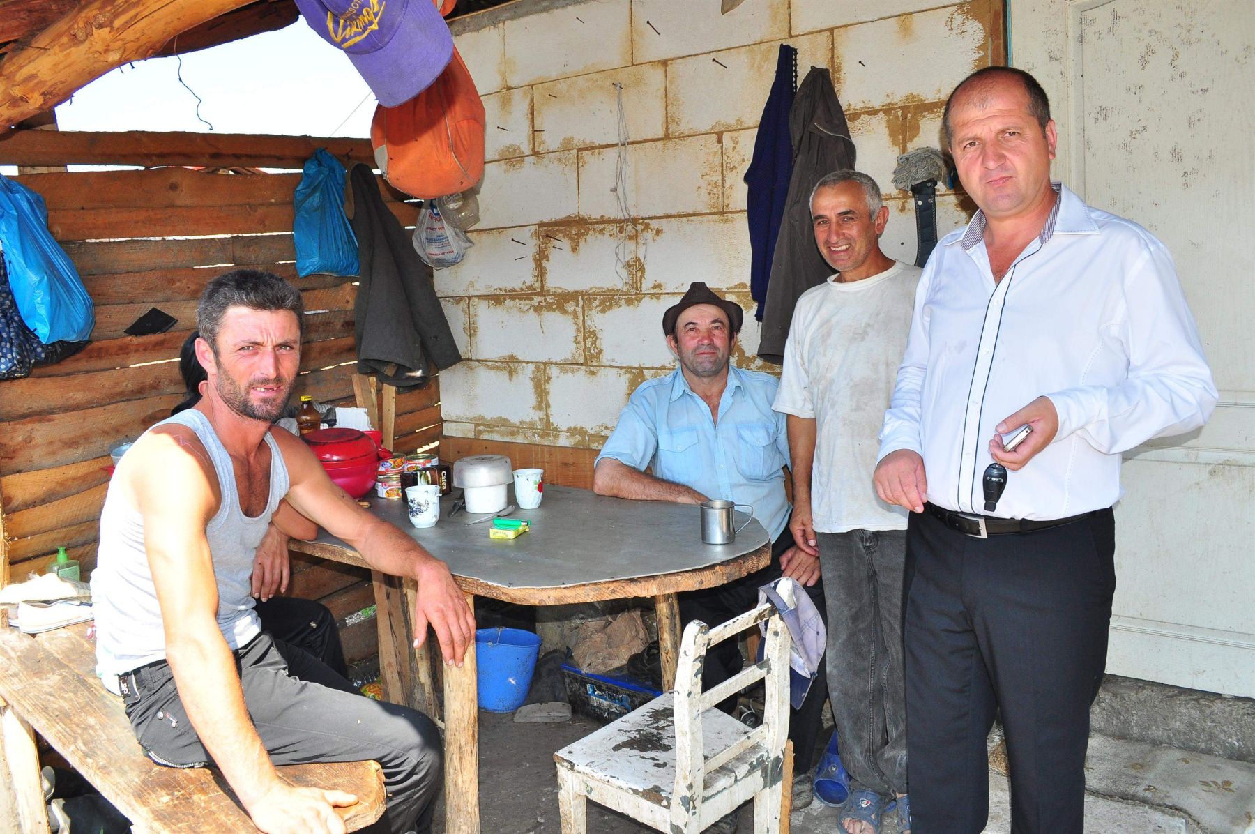 Succes. Afaceristul nu se da in laturi cand vine vorba sa munceasca, in varf de munte, cot la cot cu ciobanii sai