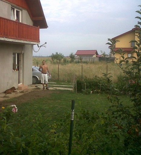 Mihai, in urma cu trei ani, in timp ce lucra la constructia casei